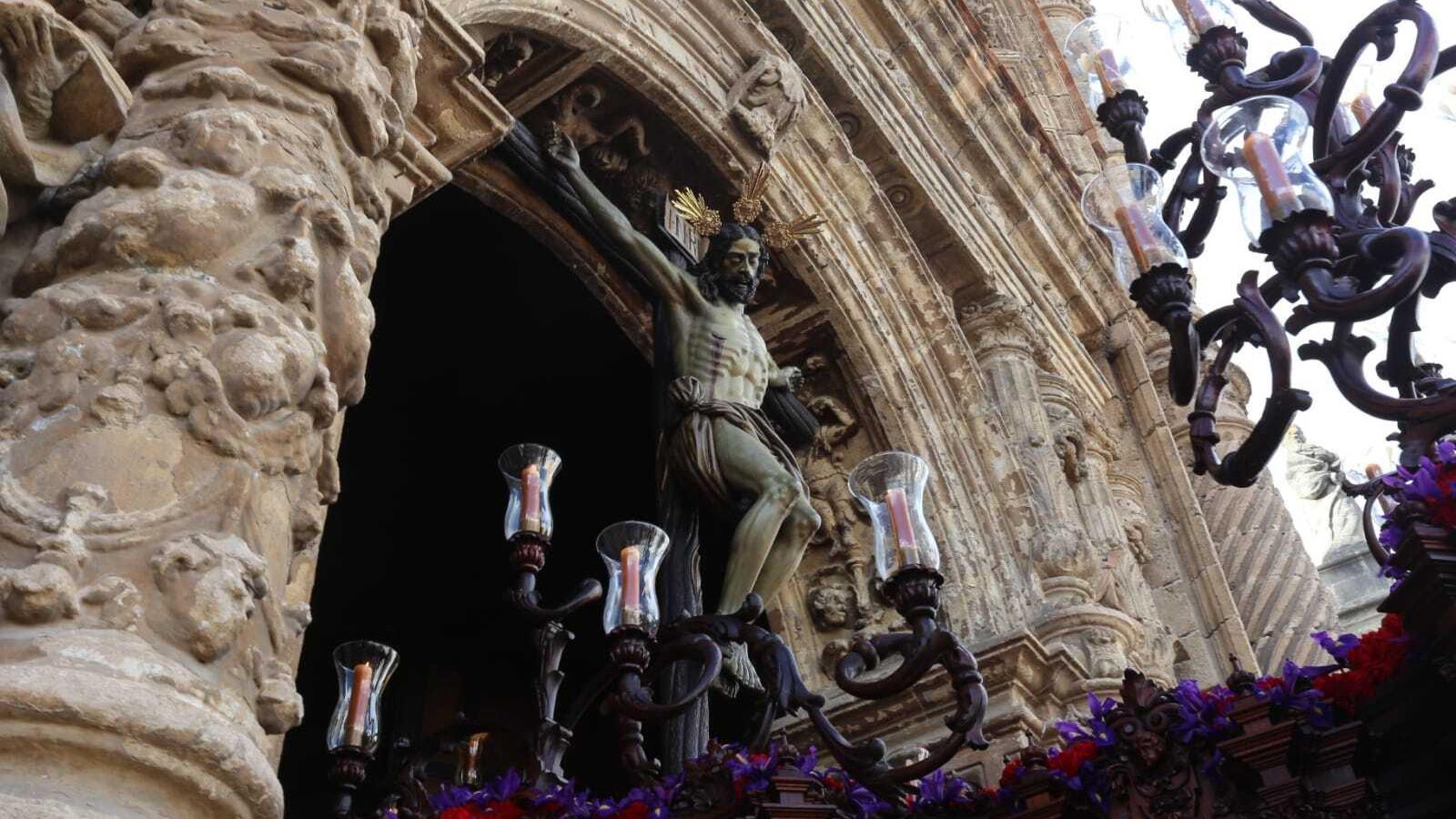 El Santísimo Cristo de la Misericordia, saliendo de la Basílica.