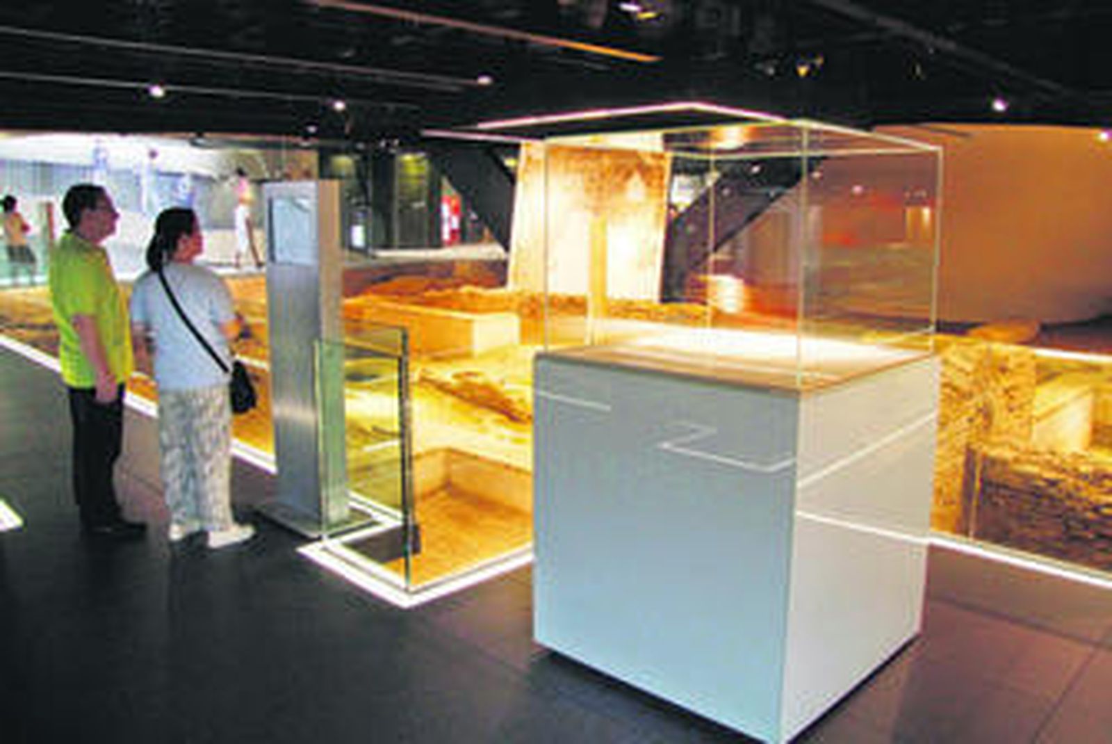 Vitrinas vacías y mosaicos en los almacenes