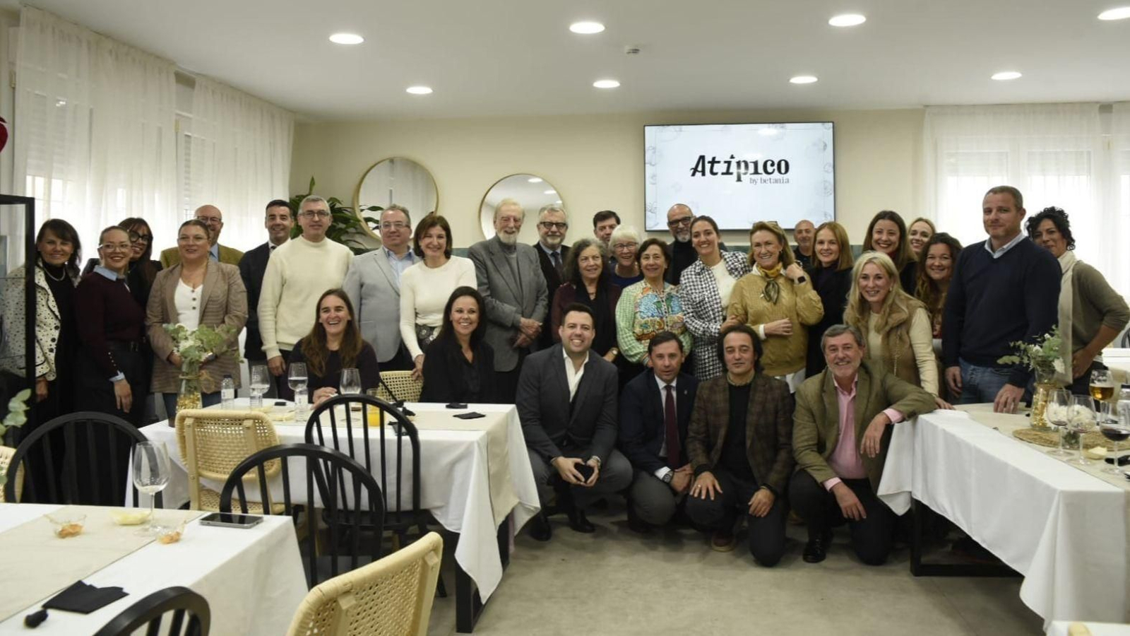 Foto de familia de los asistentes a la inauguración de Atípico