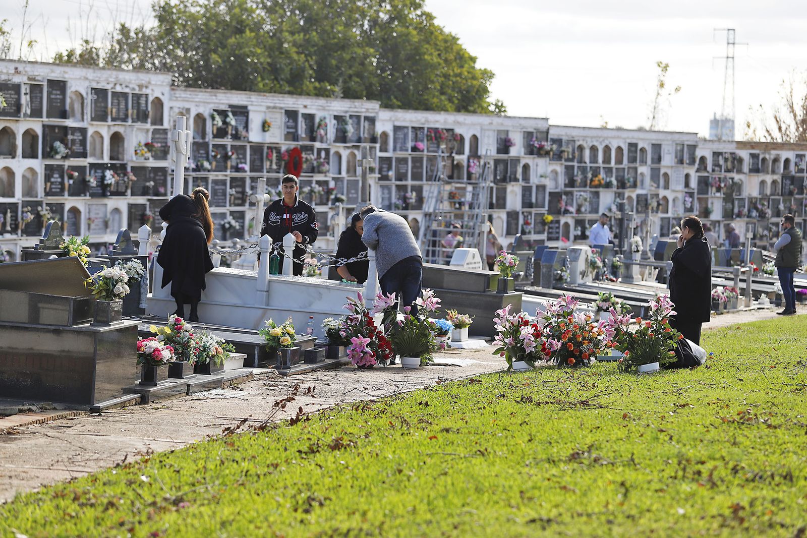 Imágenes del Día de Todos los Santos en el cementerio de la Soledad de Huelva