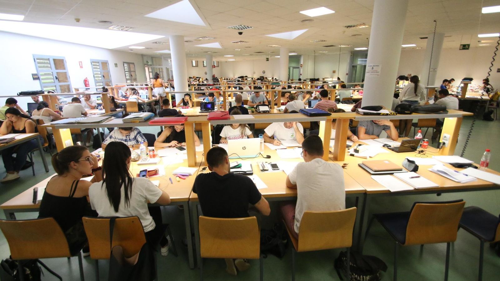 Estudiantes universitarios en pleno proceso de preparación de exámenes