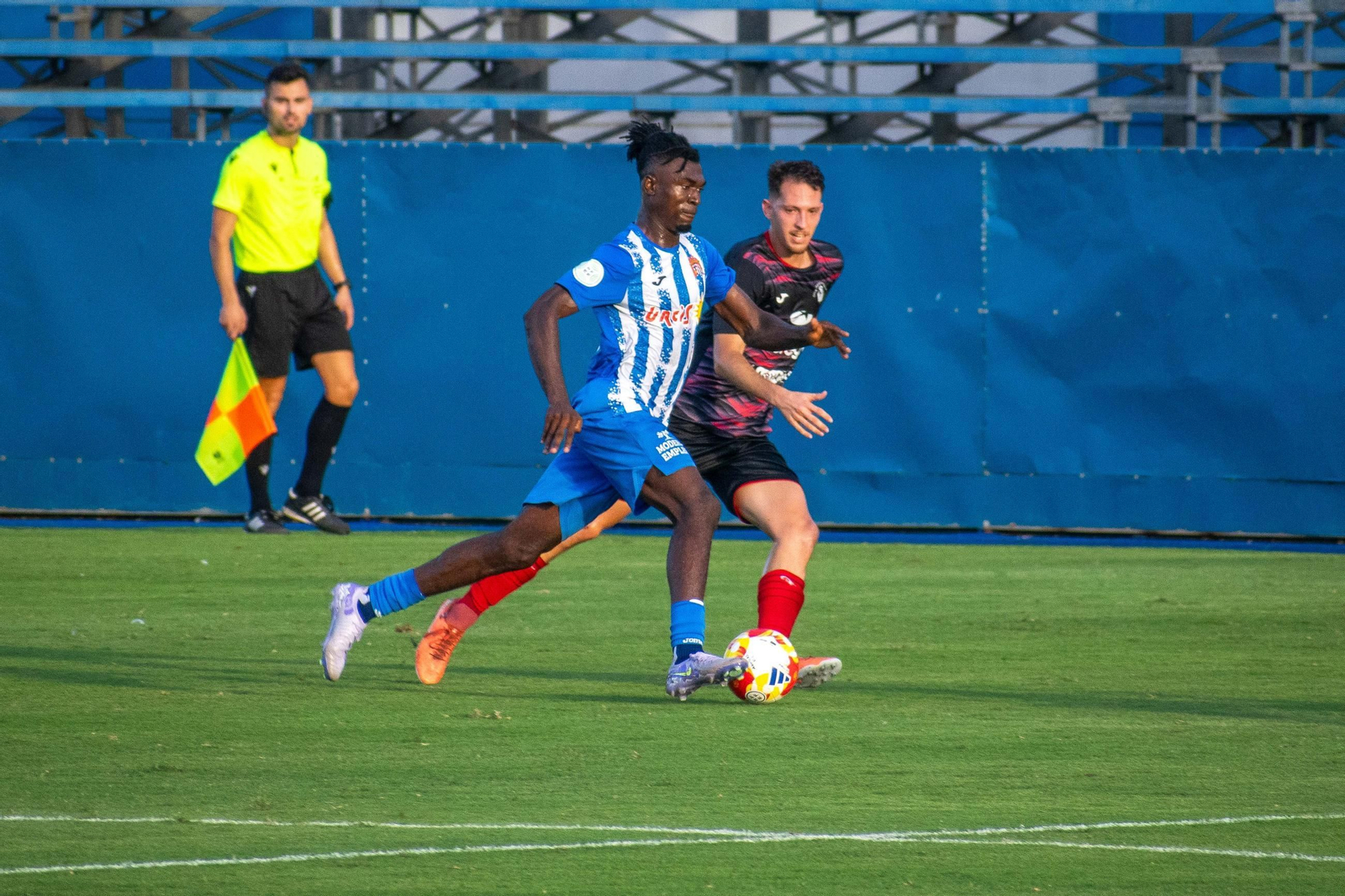 Un jugador del conjunto almeriense persigue a un rival durante el choque frente al Águilas B de esta temporada.