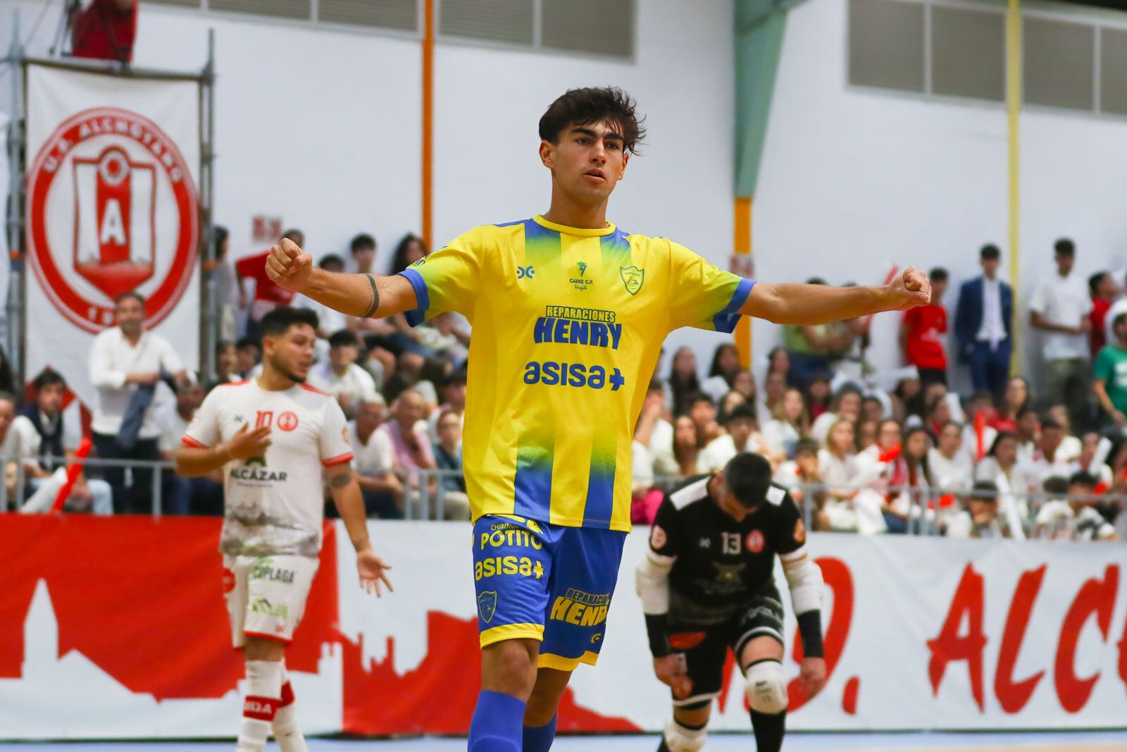 Un jugador del Cádiz CF Virgili celebra uno de los goles ante la UD Alchoyano.