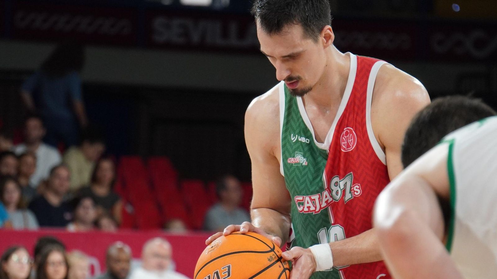 Dedovic, a punto de lanzar un tiro libre.