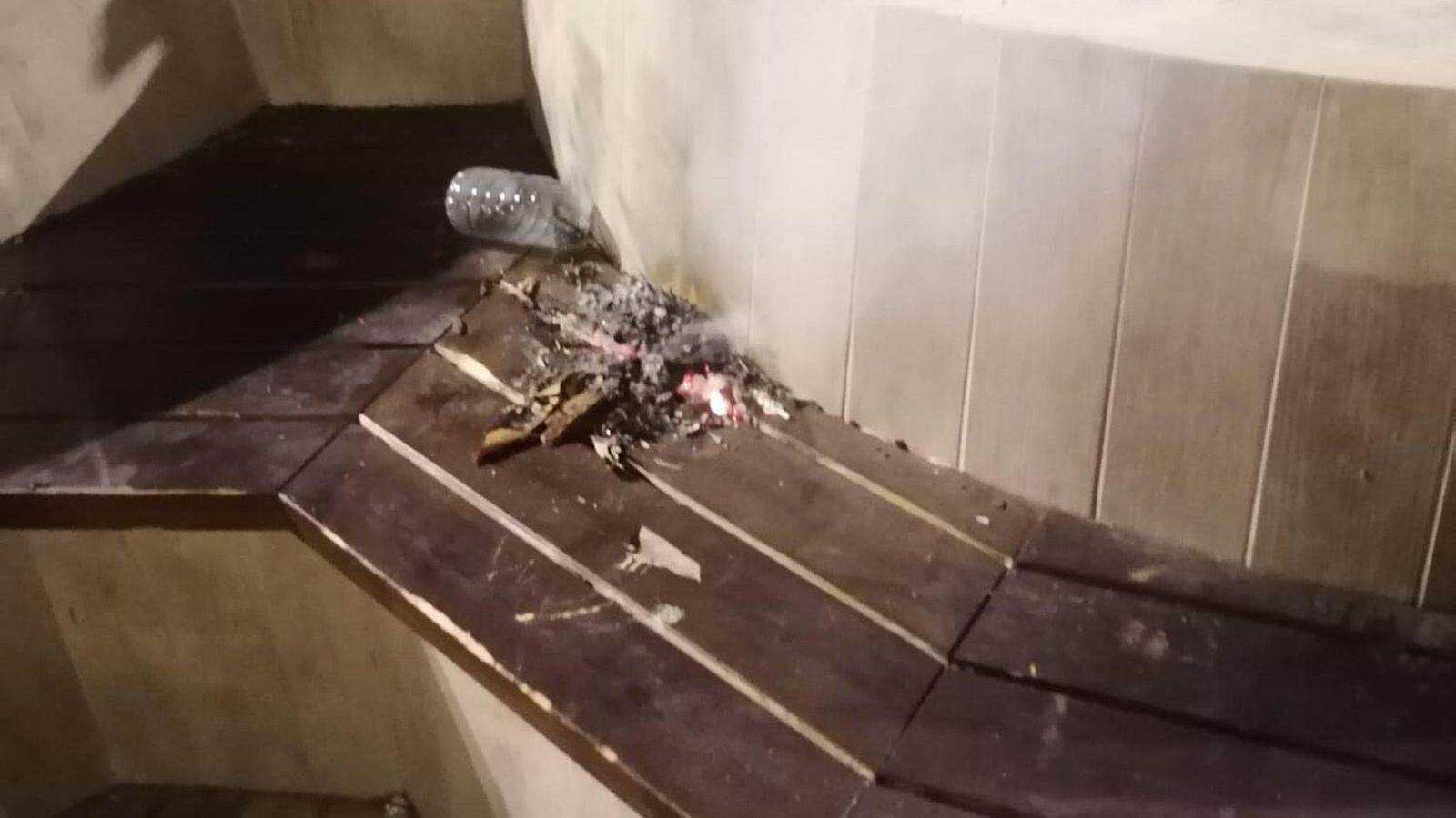 Hojarasca y otros elementos apilados y prendidos por el hombre ahora arrestado. Hojarasca y otros elementos apilados y prendidos por el hombre ahora arrestado.