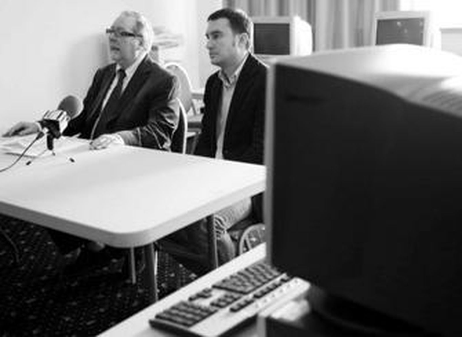 El director de la UIMP en La Línea, Antonio Monclús, junto a otro miembro de la Universidad, ayer.