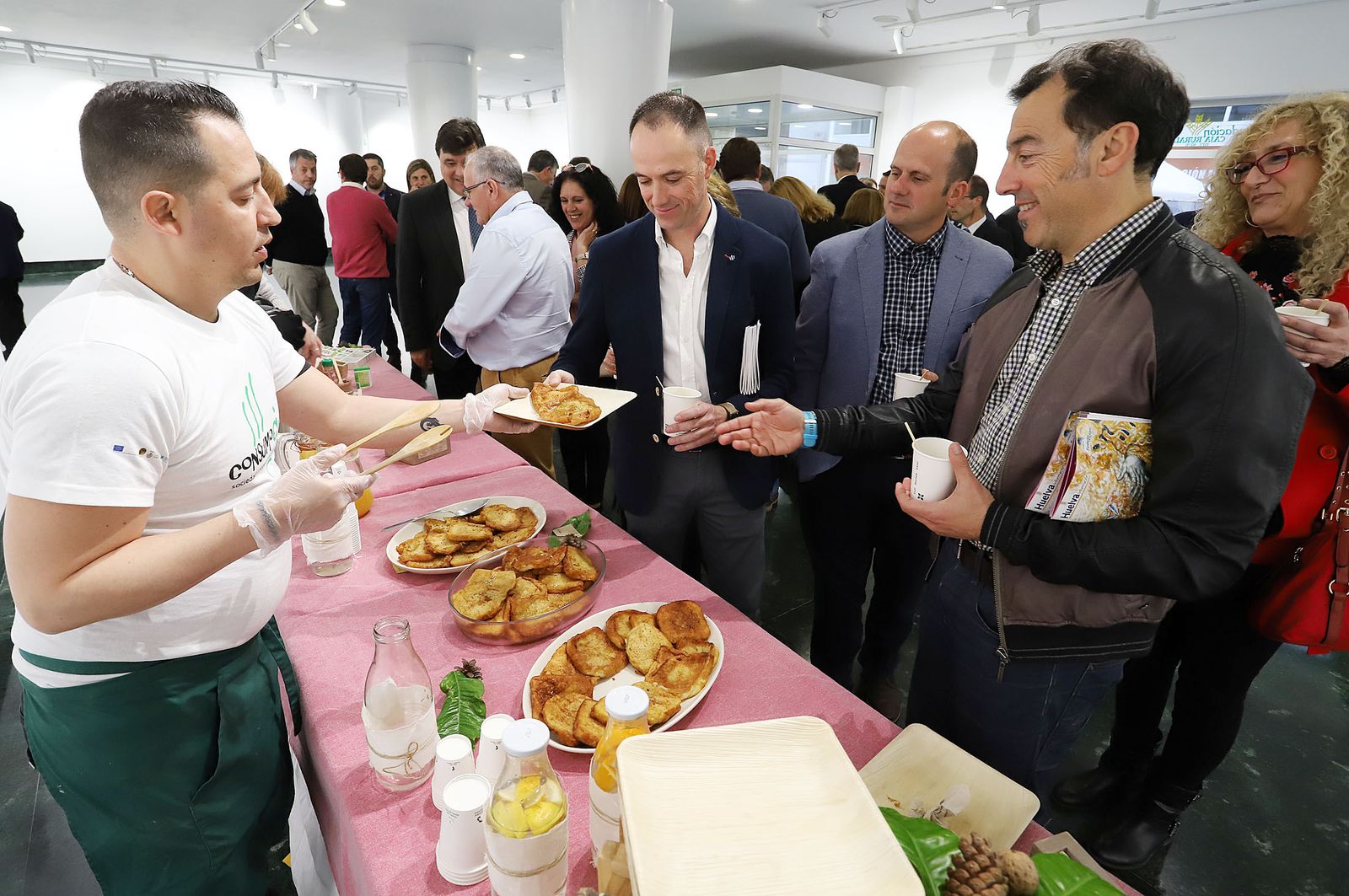 Imágenes de la presentación de la Guía de Semana Santa de Huelva Información