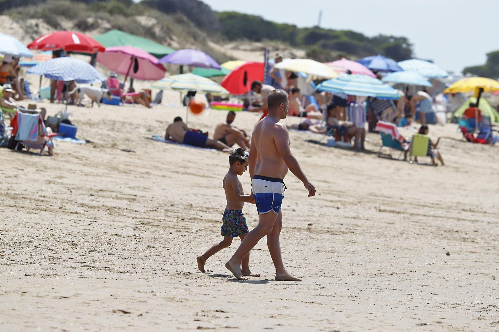 Las imágenes de la jornada de domingo en las playas de Huelva