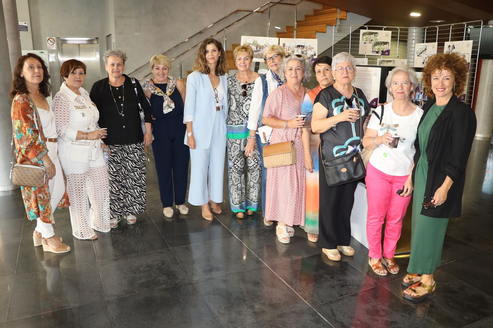 La edil Delia Mira, junto a representantes de las asociaciones de mujeres de El Ejido.