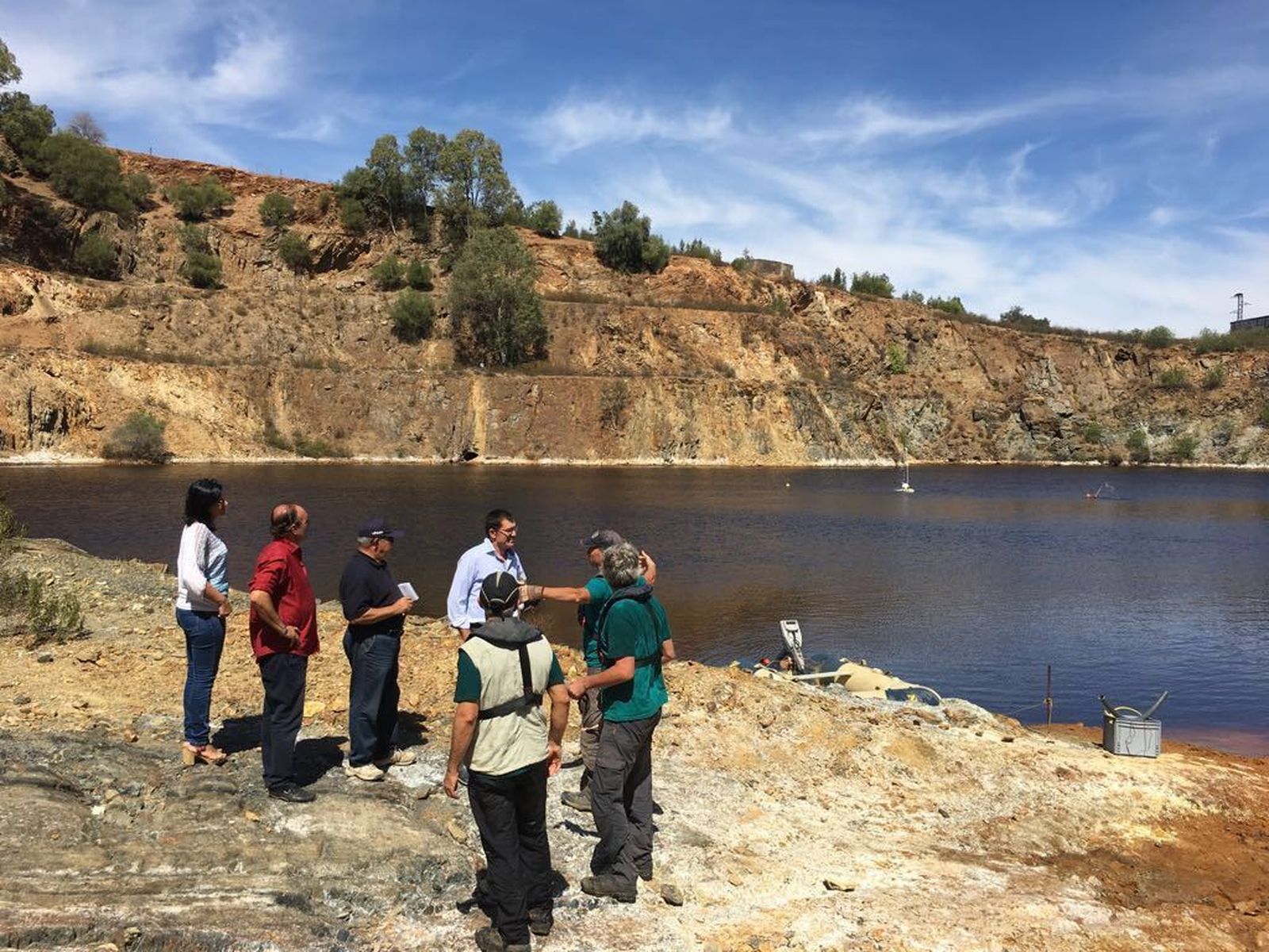 El alcalde de Puebla de Guzmán y los técnicos del Instituto Geológico Minero en la corta minera durante el inicio de los trabajos.