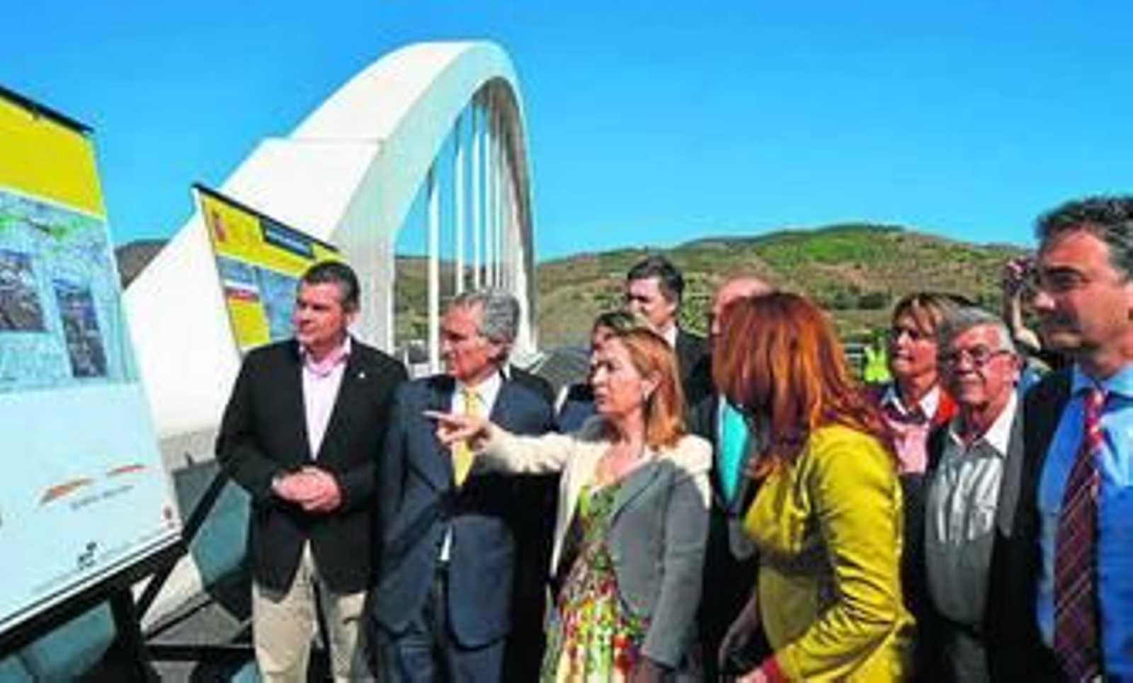 La ministra de Fomento, Ana Pastor (en el centro), en su visita a la Costa.