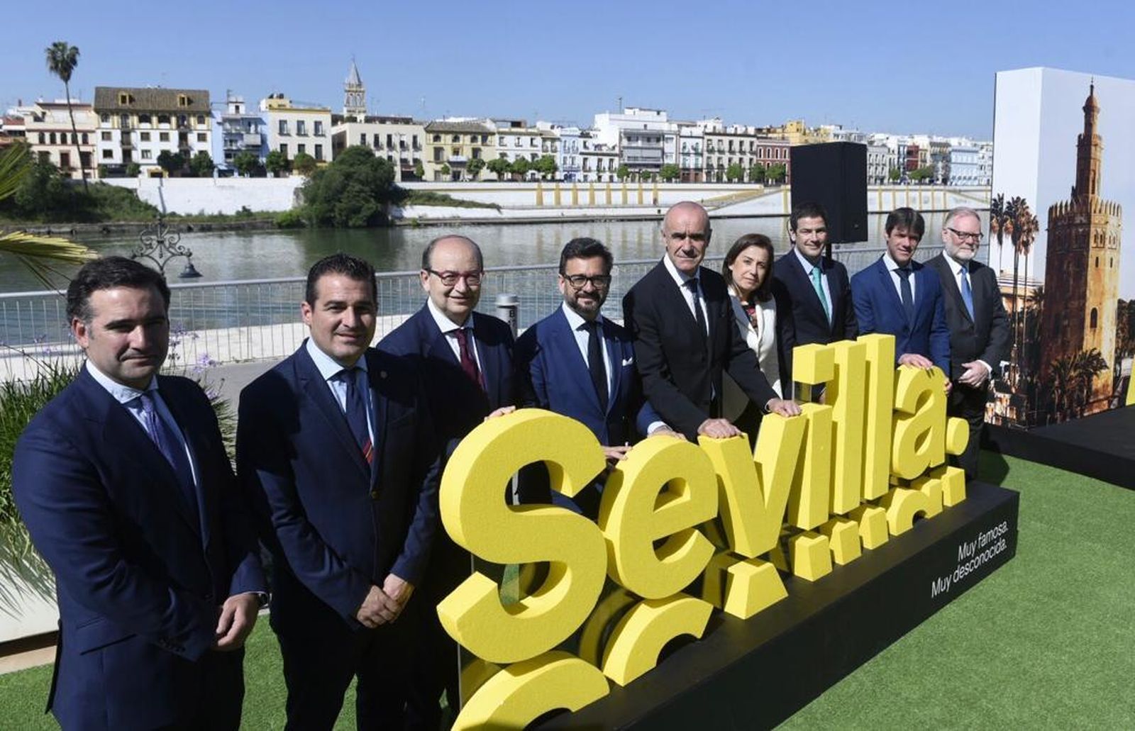 Acto de la presentación junto al río Guadalquivir.