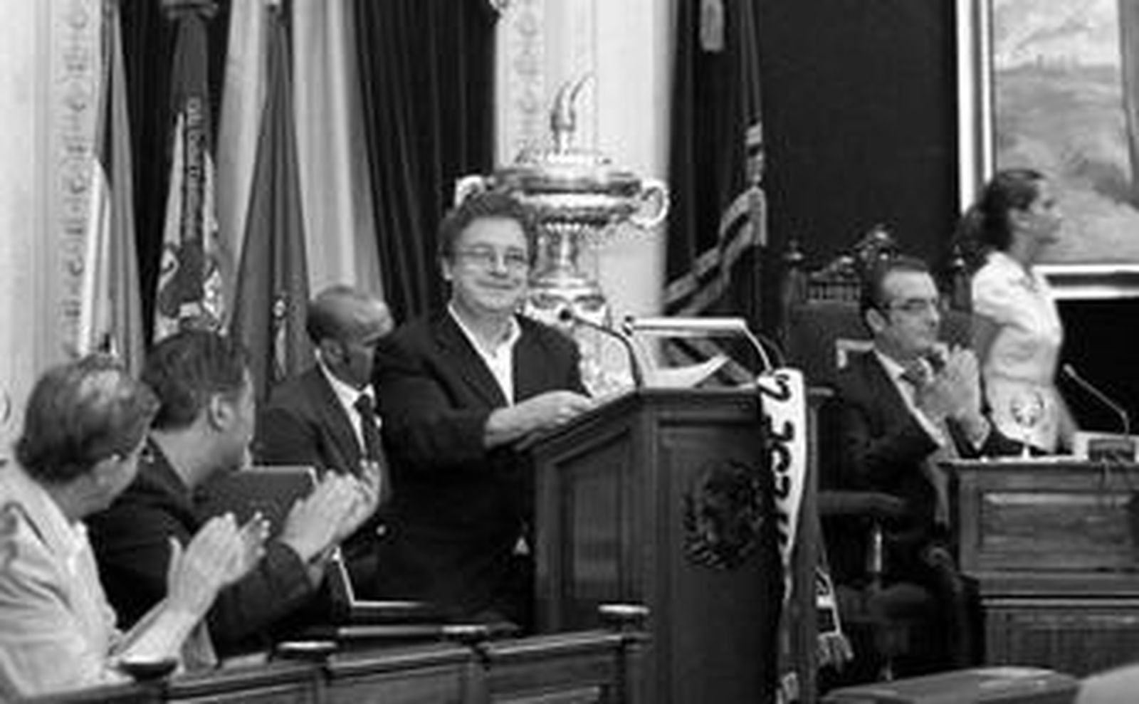 David Almorza, con la bufanda del Cádiz sobre el atril, recibe una ovación en el salón de plenos del Ayuntamiento de Cádiz.
