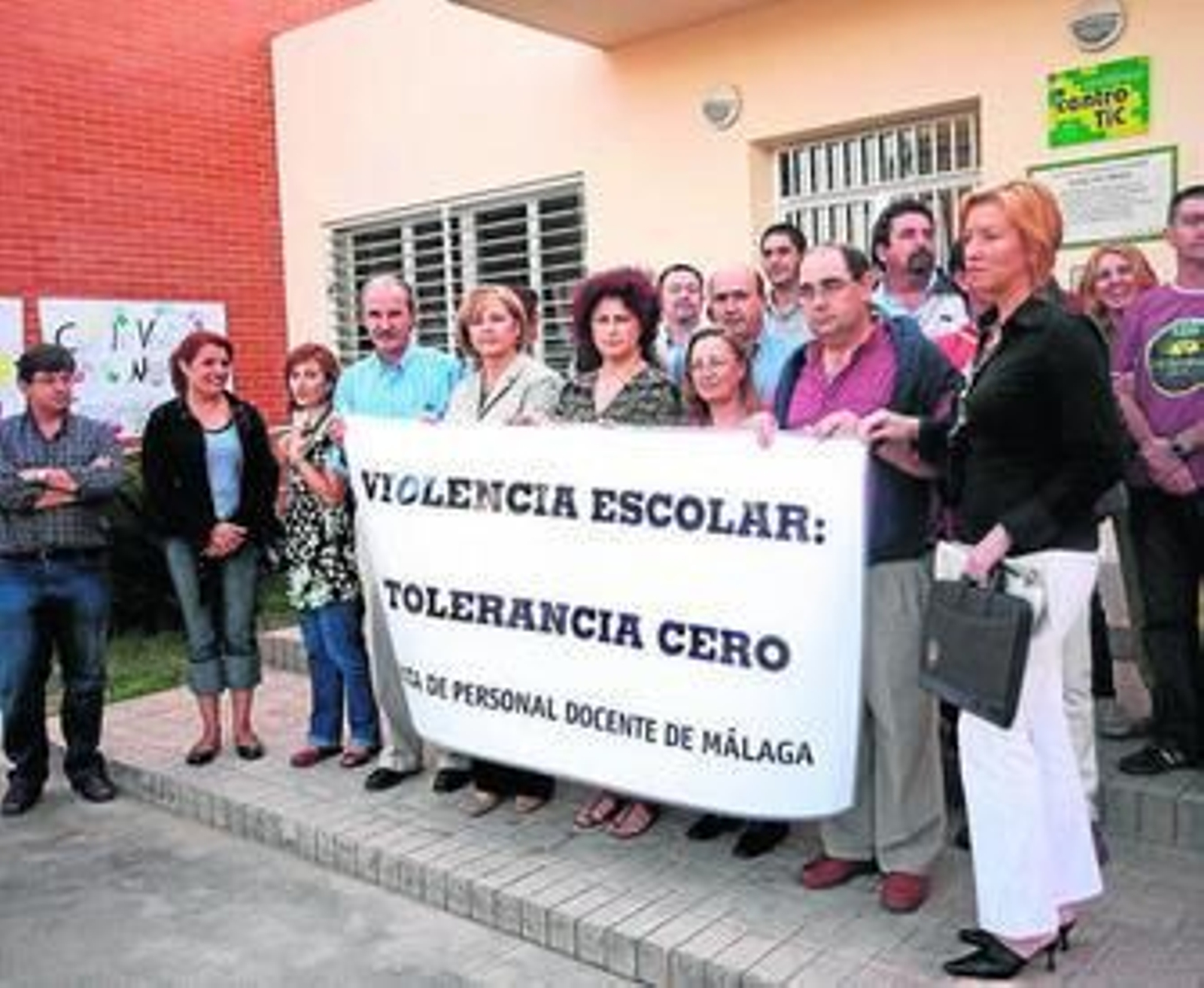 Profesores del instituto Torre del Prado, en octubre de 2007, en una manifestación de apoyo a Escámez.