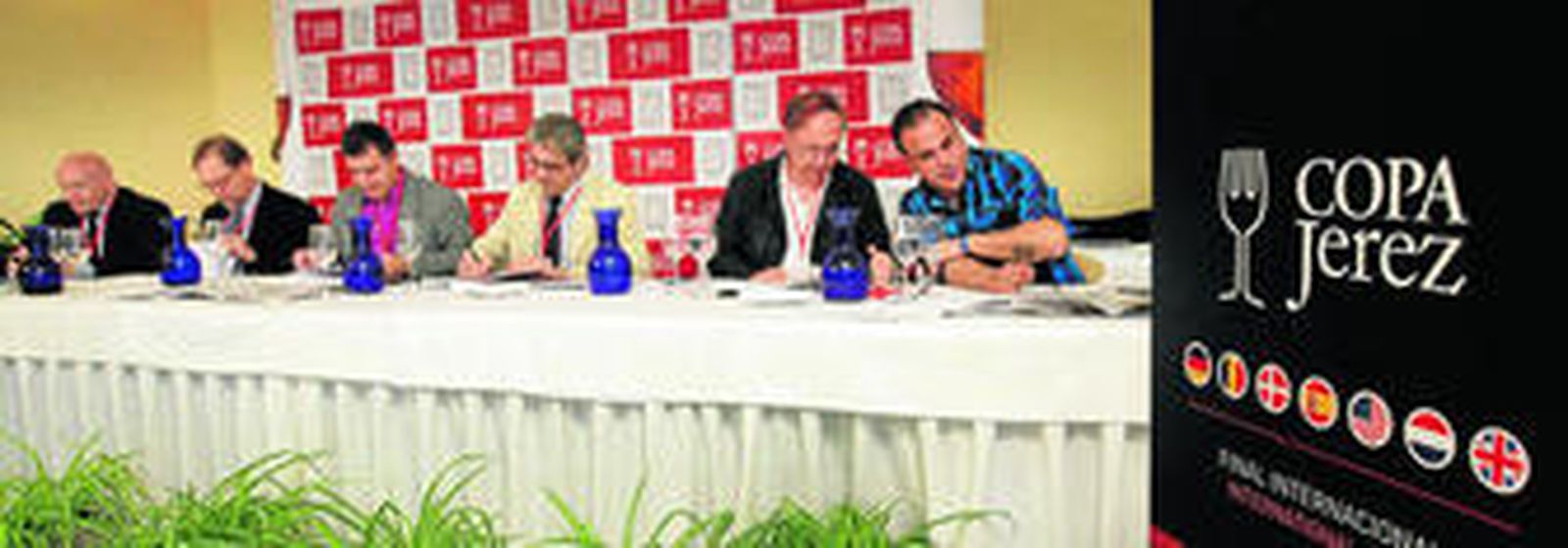 El jurado, al que se unió el prestigioso sumiller Juli Soler a última hora, evalúa una de las propuestas de los equipos participantes.