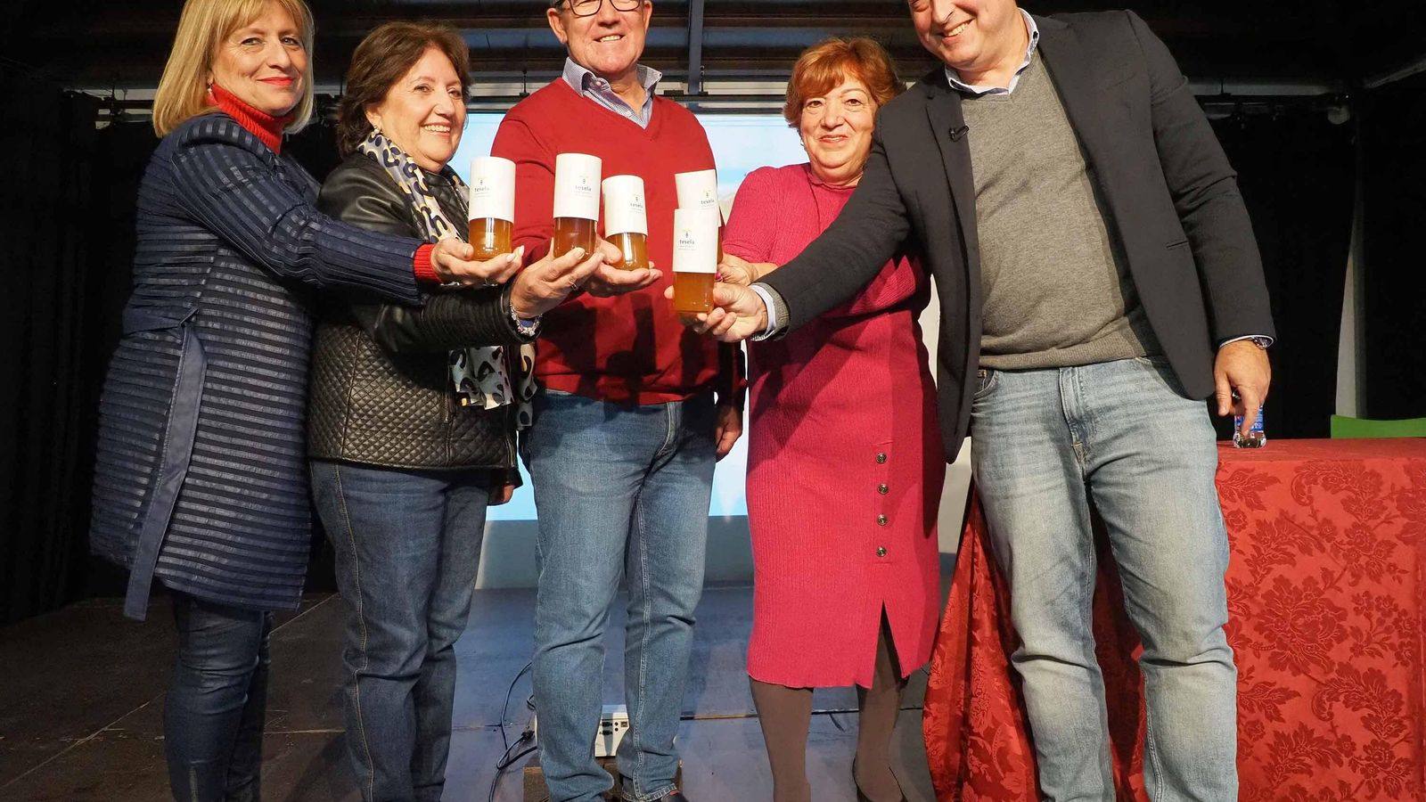 Momento de la entrega de la miel a las mujeres puebleñas