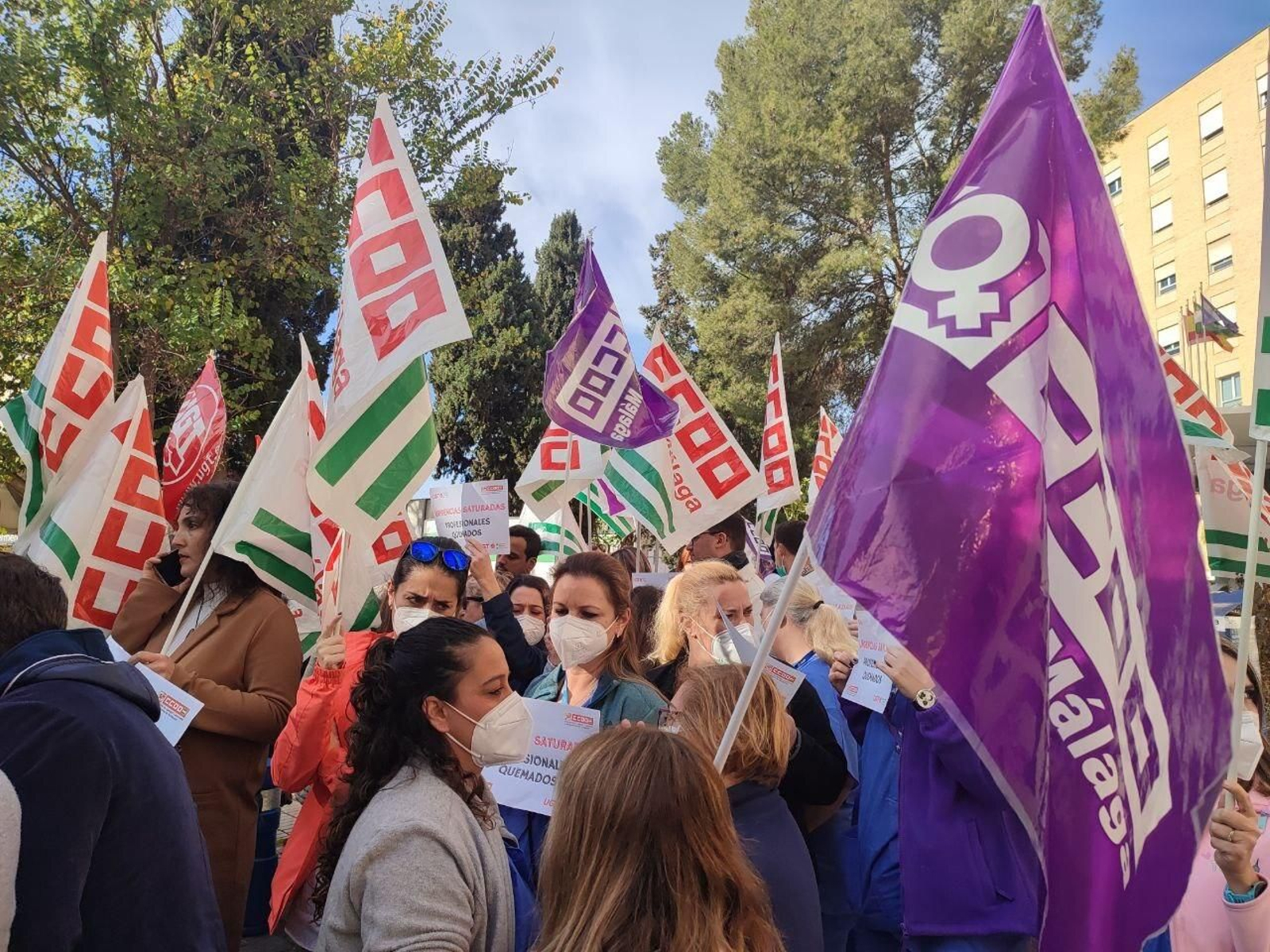 Protesta de CCOO y UGT ante el Hospital Regional de Málaga.