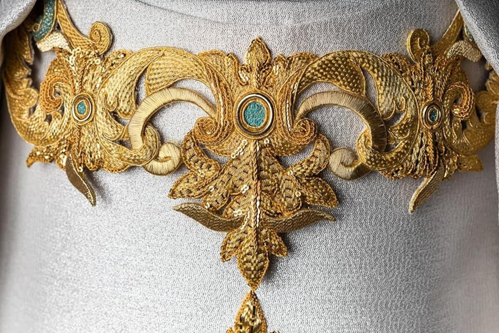 Detalle de la saya para la Virgen del Mayor Dolor de Sanlúcar de Barrameda. Detalle de la saya para la Virgen del Mayor Dolor de Sanlúcar de Barrameda.