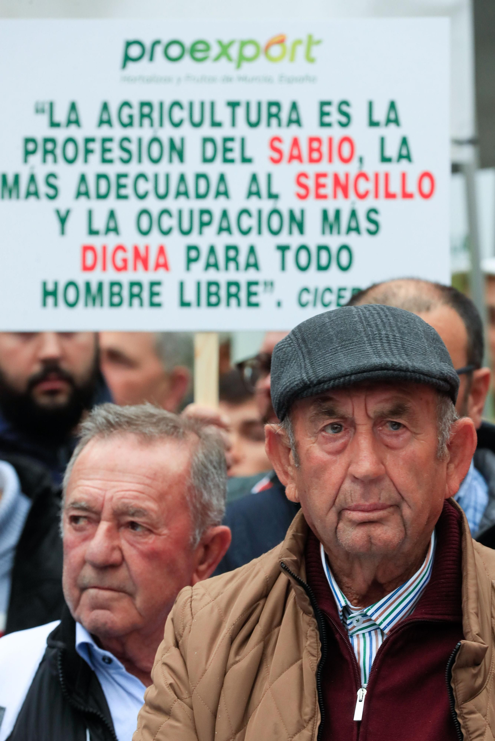 Vea en imágenes la concentración de los regantes ante el recorte del trasvase del Tajo-Segura