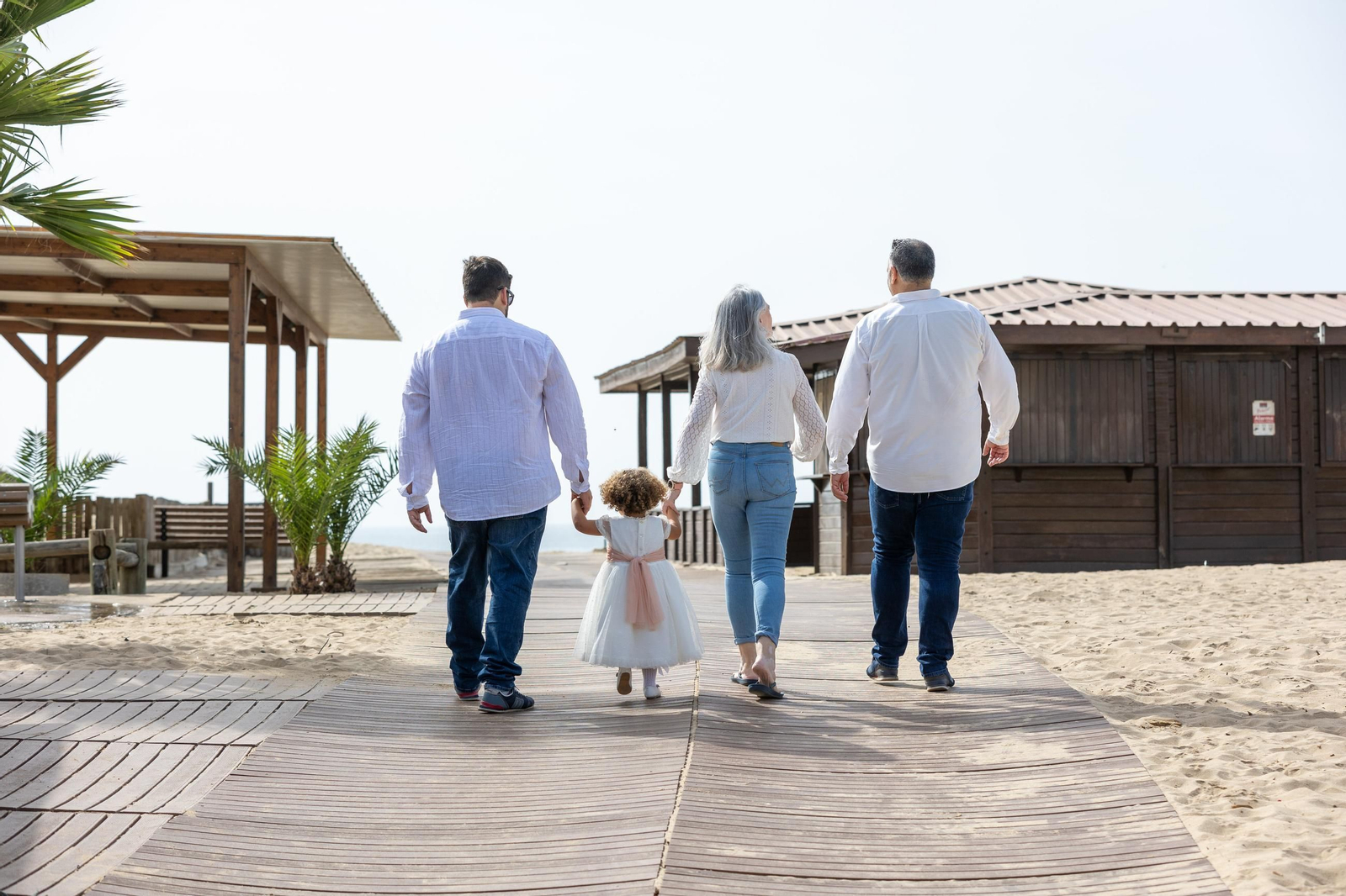 Una familia camina hacia la playa.
