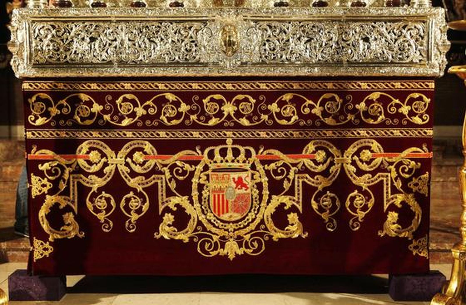 Las hermandades de las Cigarreras presentó la restauración de los bordados de su paso de palio y el nuevo techo, réplica del anterior. 

Foto: Jose Angel Garcia