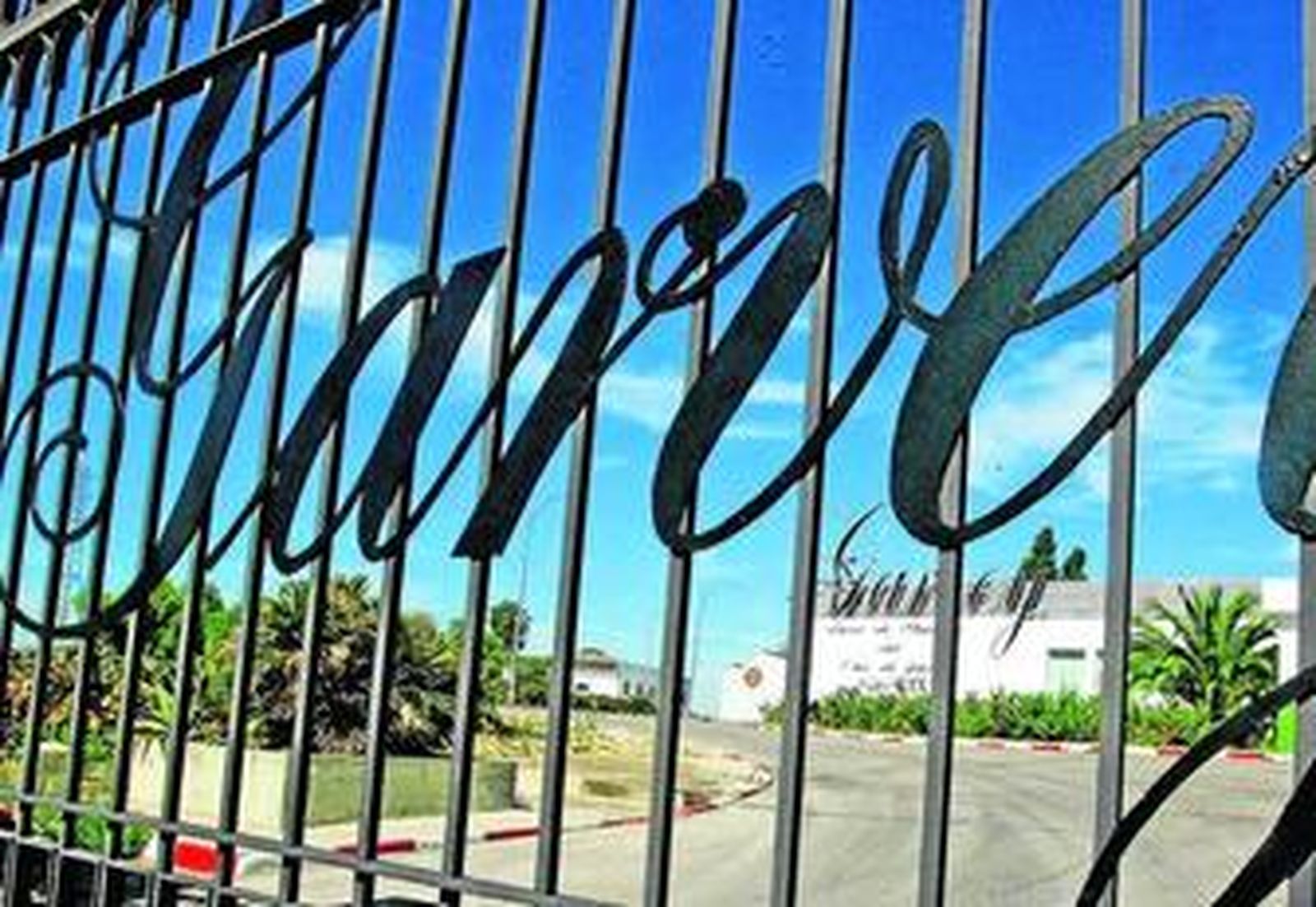 Las bodegas Garvey, estandarte de las dos 'Rumasas', cerradas ayer por descanso del personal en sábado.