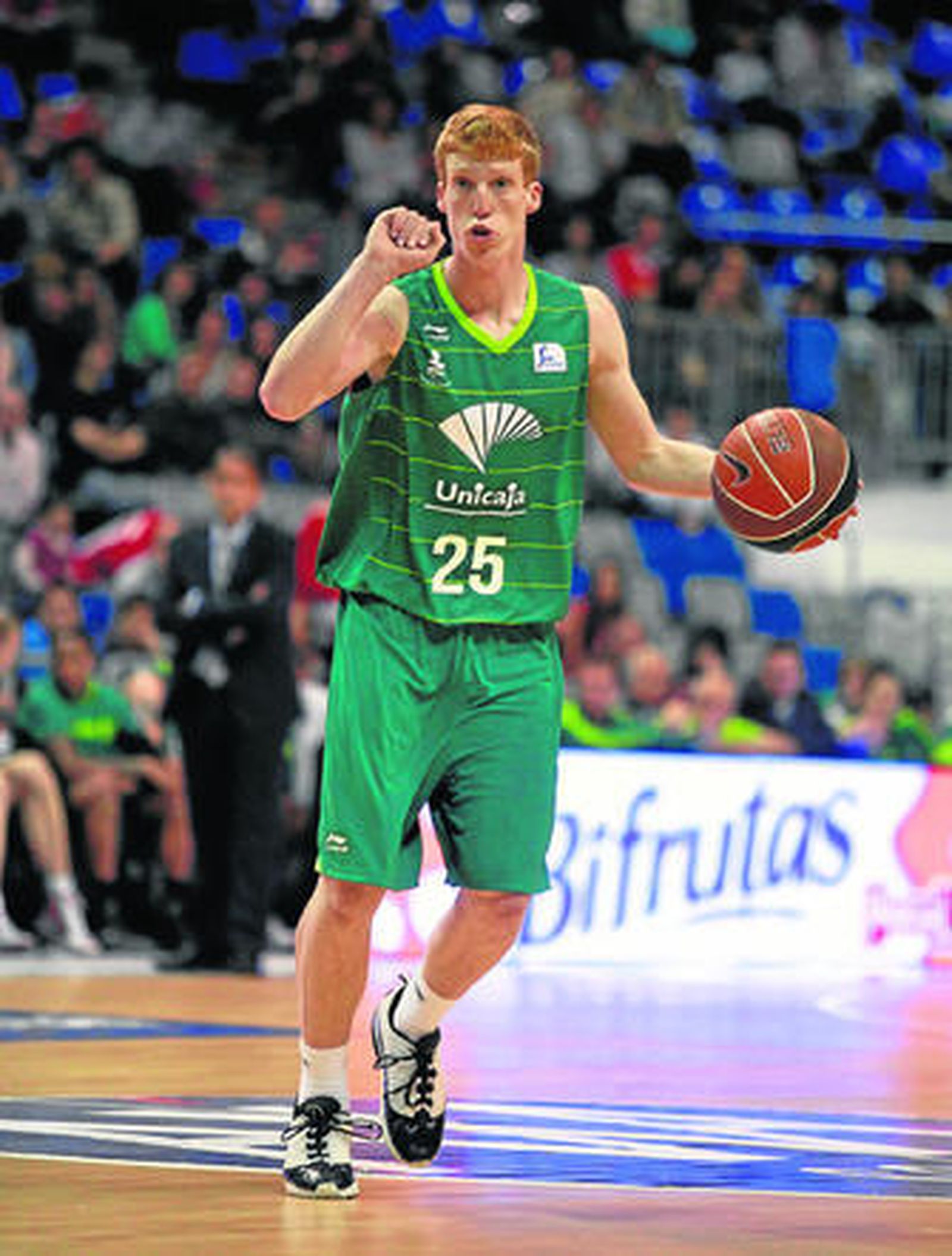 Alberto Díaz marca jugada durante un partido.