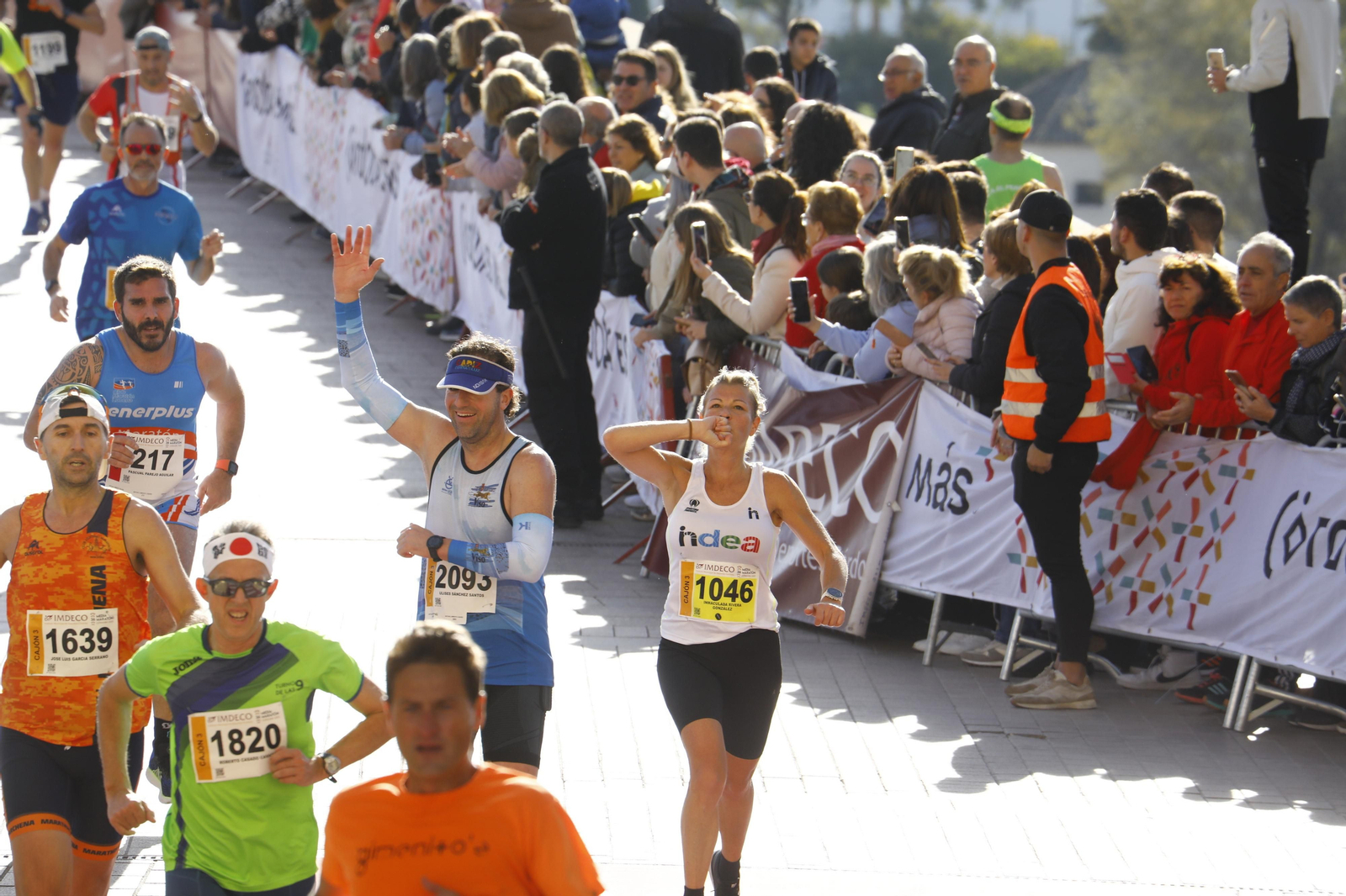 La gloria de cruzar la Puerta del Puente: imágenes de la meta de la 36 Media Maratón de Córdoba