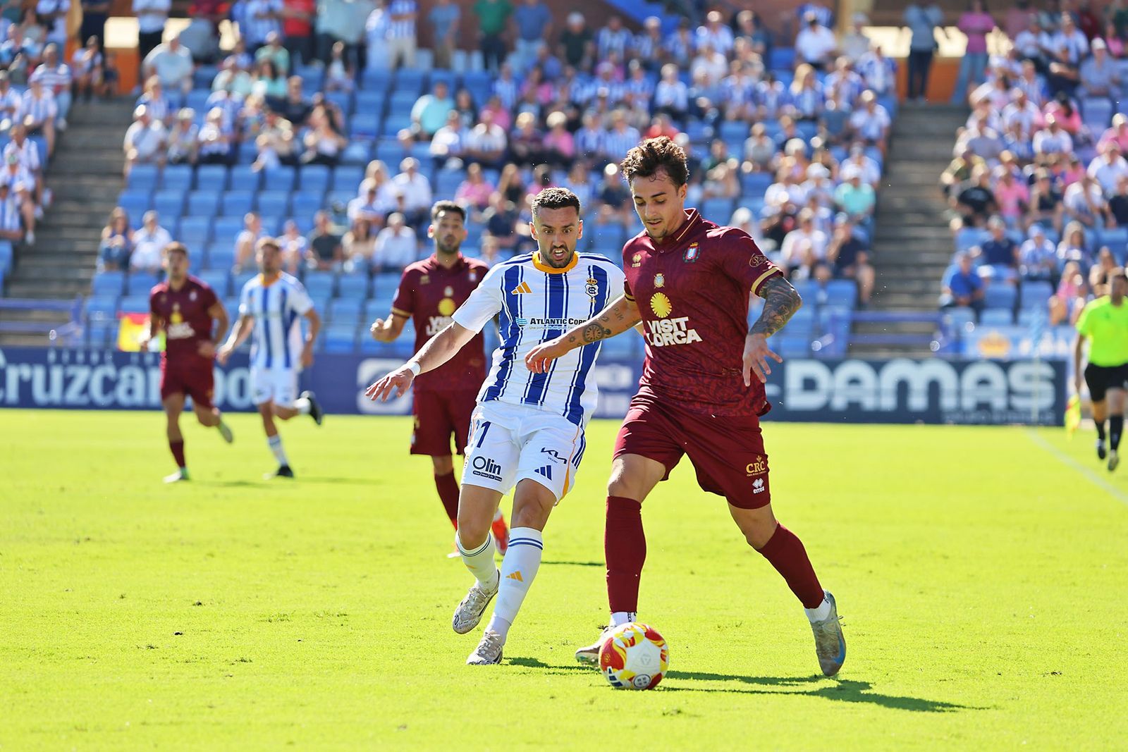 Alberto López presiona a un jugador del Lorca en el partido de ida.