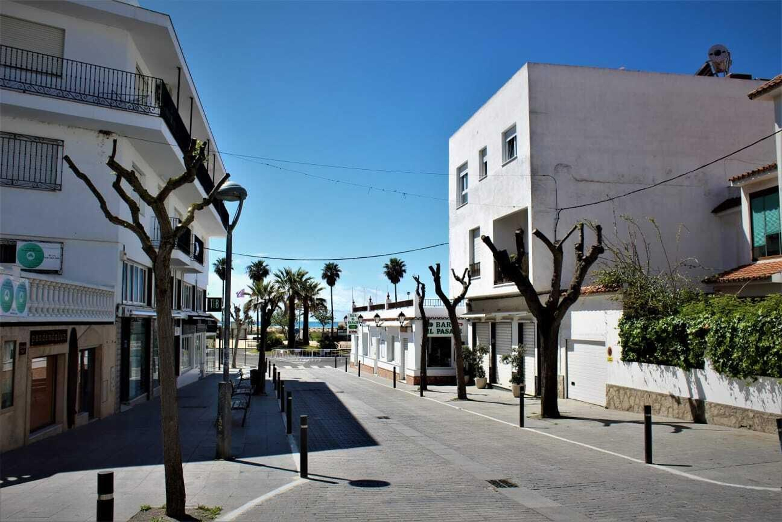 Las desérticas playas de Cádiz por el coronavirus, en imágenes