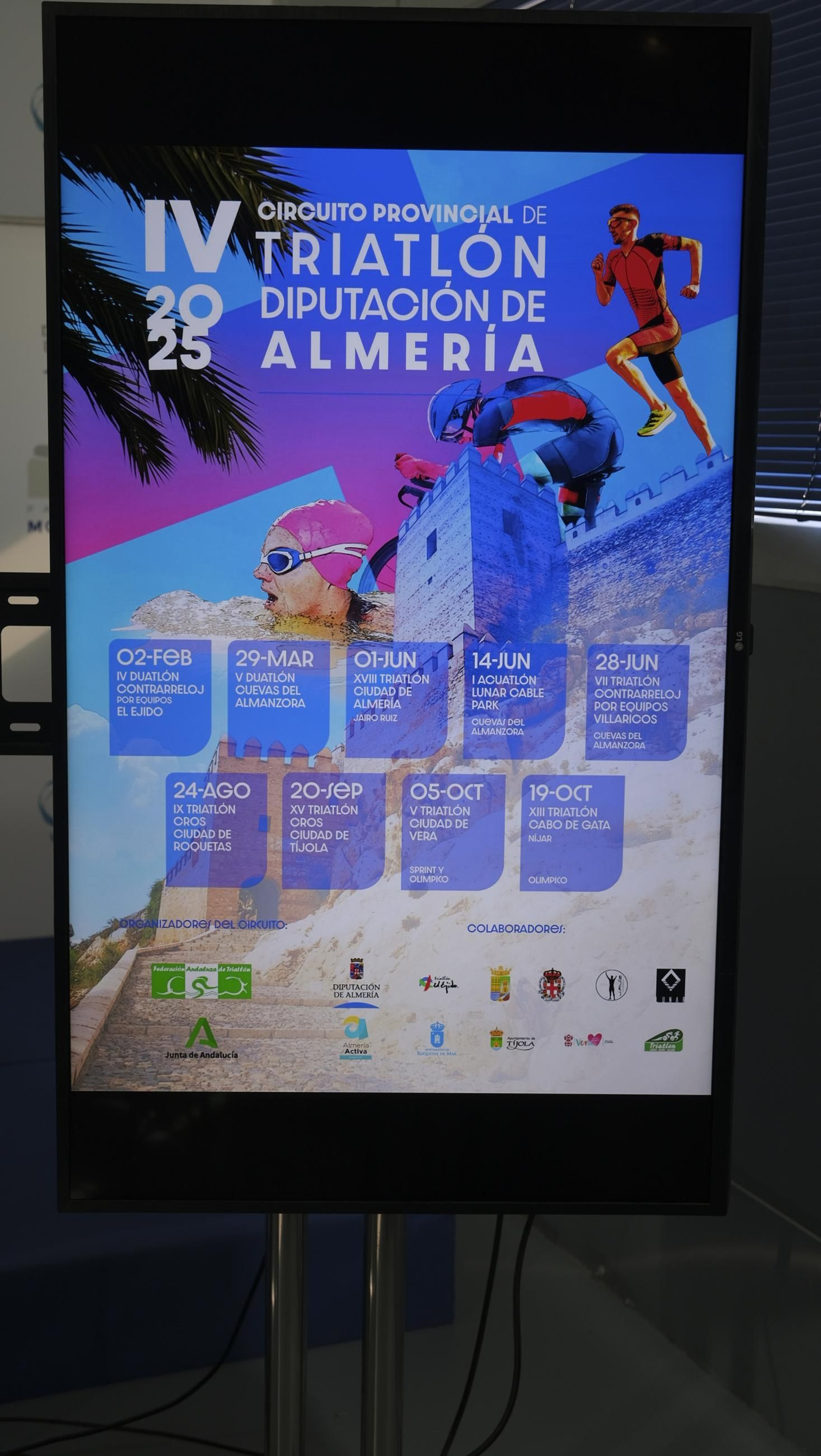 Cartel con las pruebas y fechas en las que se desarrollará el Circuito Provincial de Triatlón.