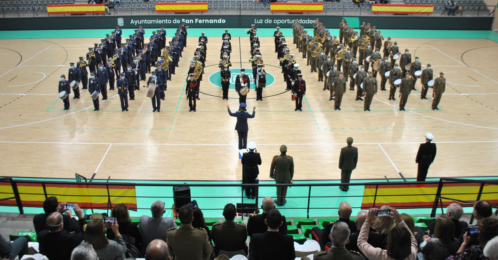 Las unidades de música del Acuartelamiento Aéreo de Tablada, del Cuartel General de la Fuerza Terrestre y del Tercio Sur de la Infantería de Marina, ayer en San Fernando.