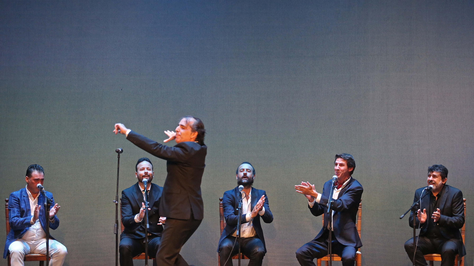 Canelas y Pañeros acompañan con palmas el baile de Pepe Torres.