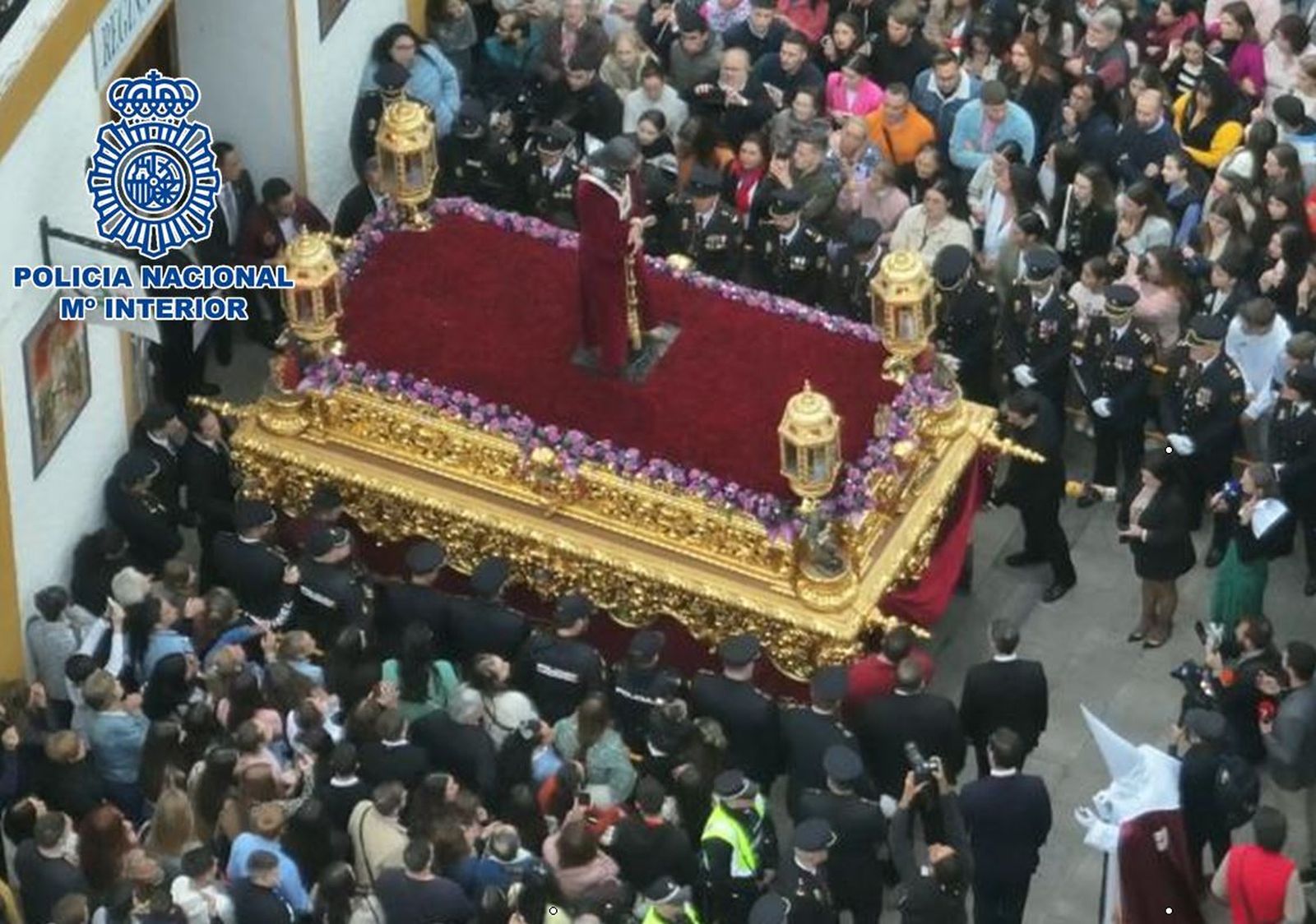Salida del Cristo de Medinaceli de la capilla de San Isidro, este Martes Santo.