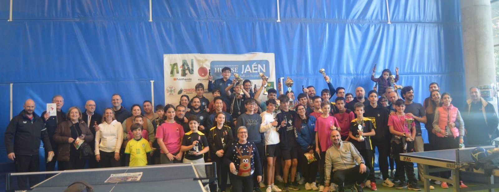 Foto de familia del VIII Torneo Solidario Inclusivo de Navidad de Hujase Jaén.