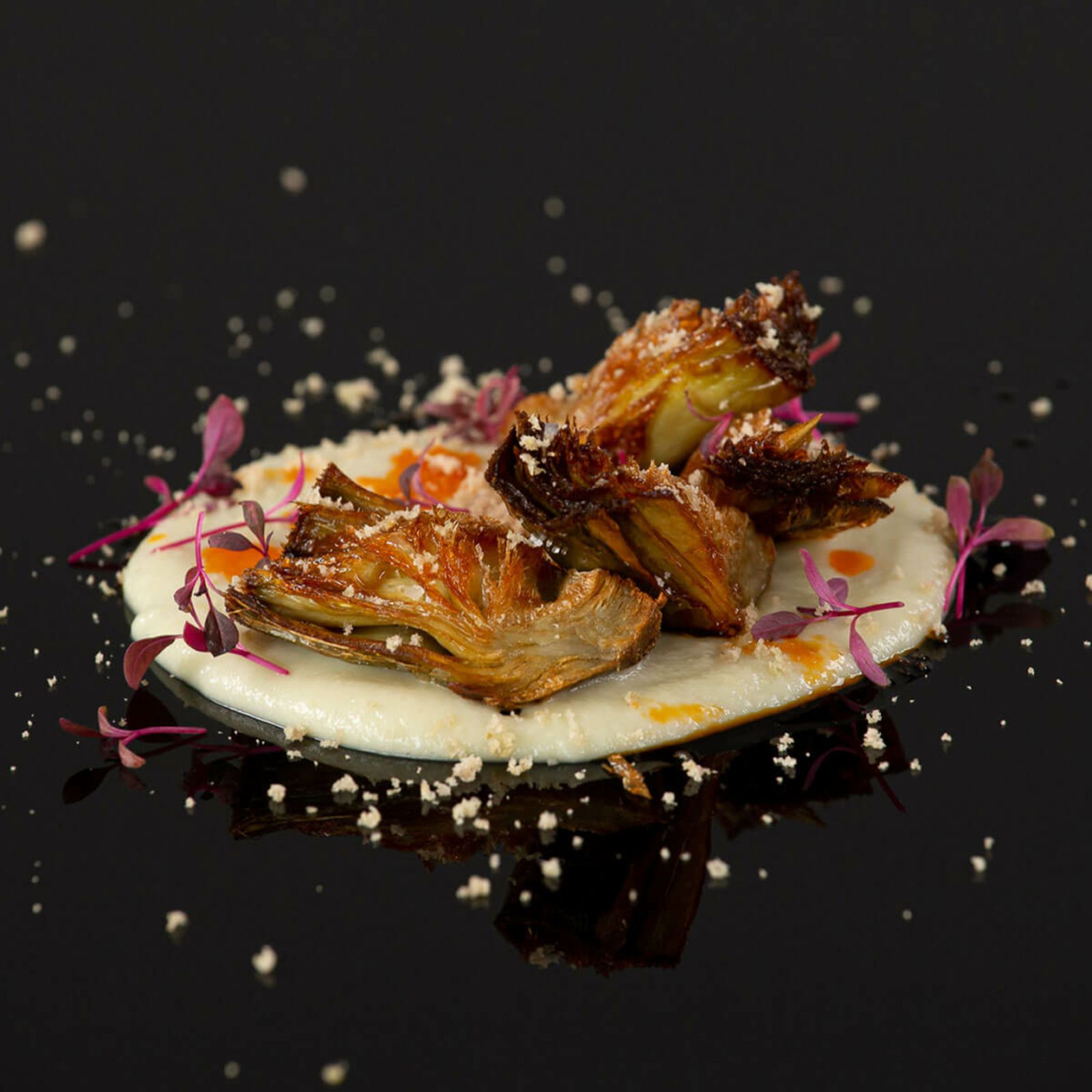 Alcachofas fritas con mojama y aceite de chilli