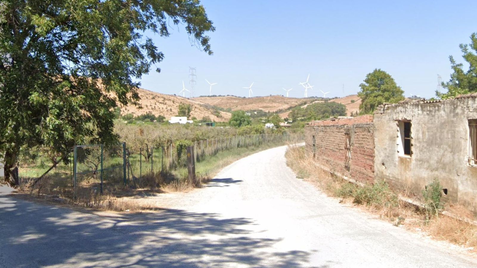 En este punto abandonamos la CA-8200 tras salir de San Martín del Tesorillo. Nos encaminamos a los aerogeneradores del fondo.