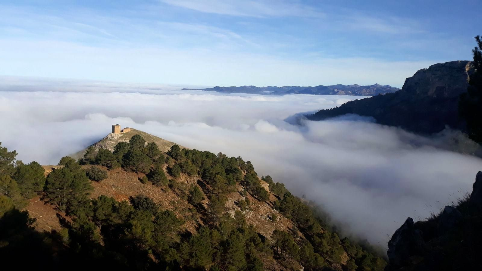 El castillo de las Cuatro Esquinas asoma entre un mar de nubes, regalando una de las estampas más mágicas de la Sierra de Cazorla.