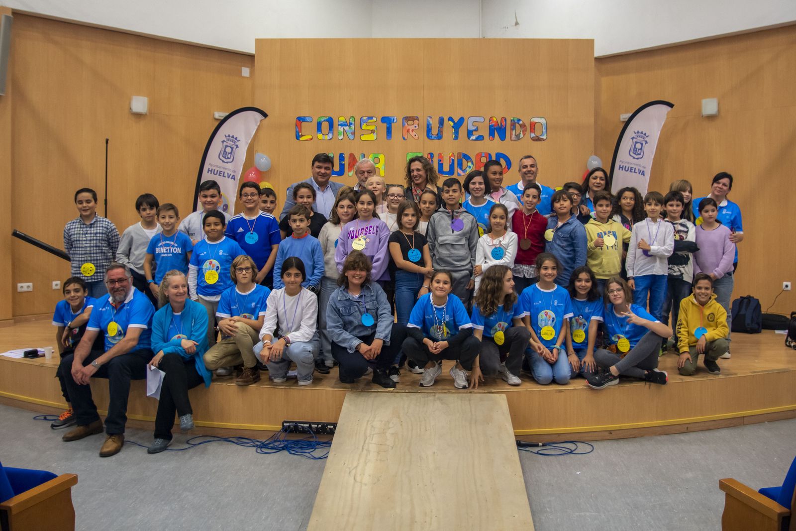 Foto de familia de todos los menores que han participado en el encuentro para elegir alcaldesa.