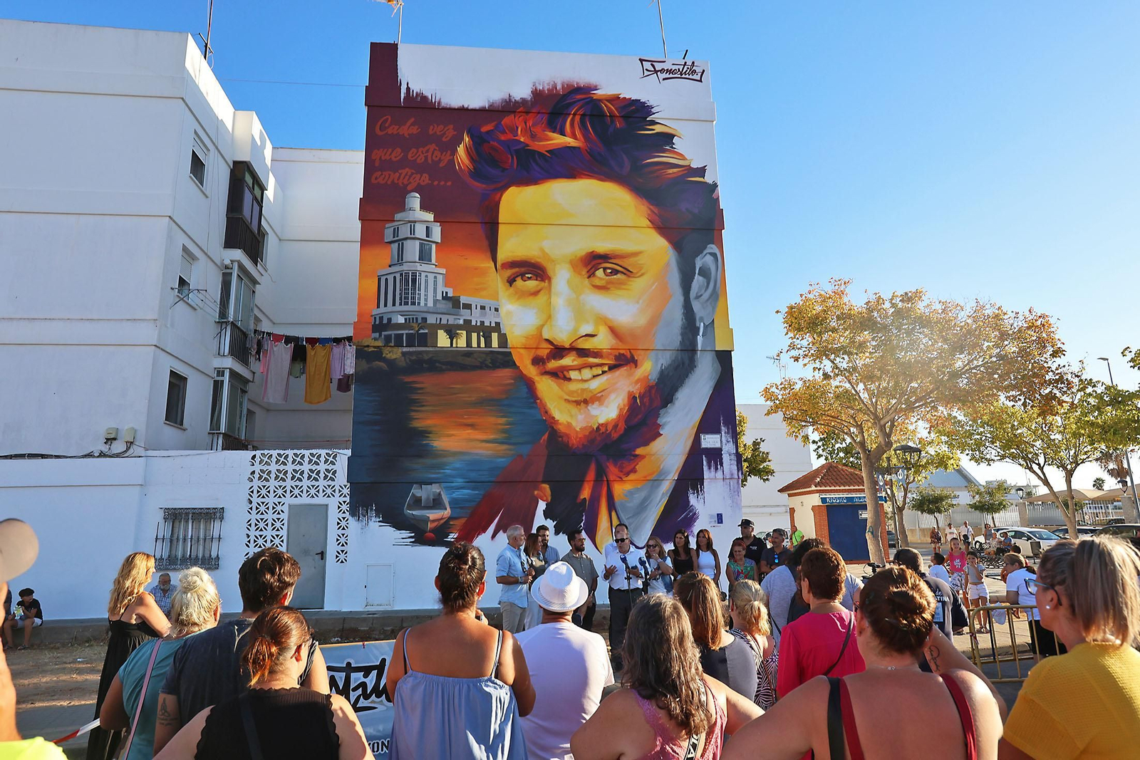 Imágenes de la inauguración del mural homenaje a Manuel Carrasco en Isla Cristina