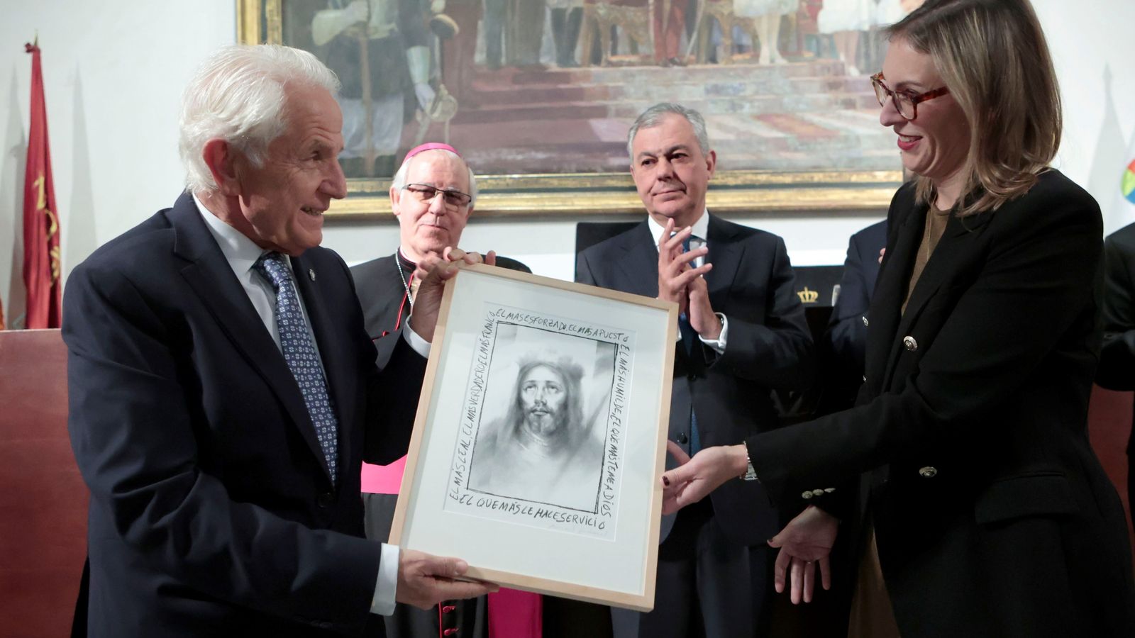 Antonio Pascual recibe el premio de manos de Lorena Garrido.