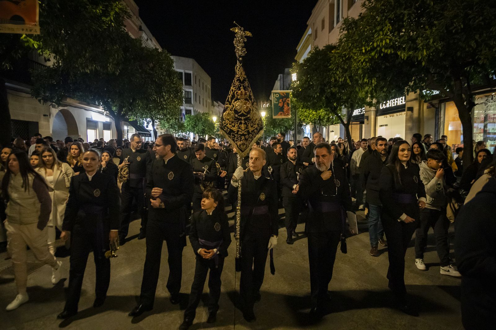 Multitudinario pasacalles de la Banda de las Cigarreras por el centro de Jerez