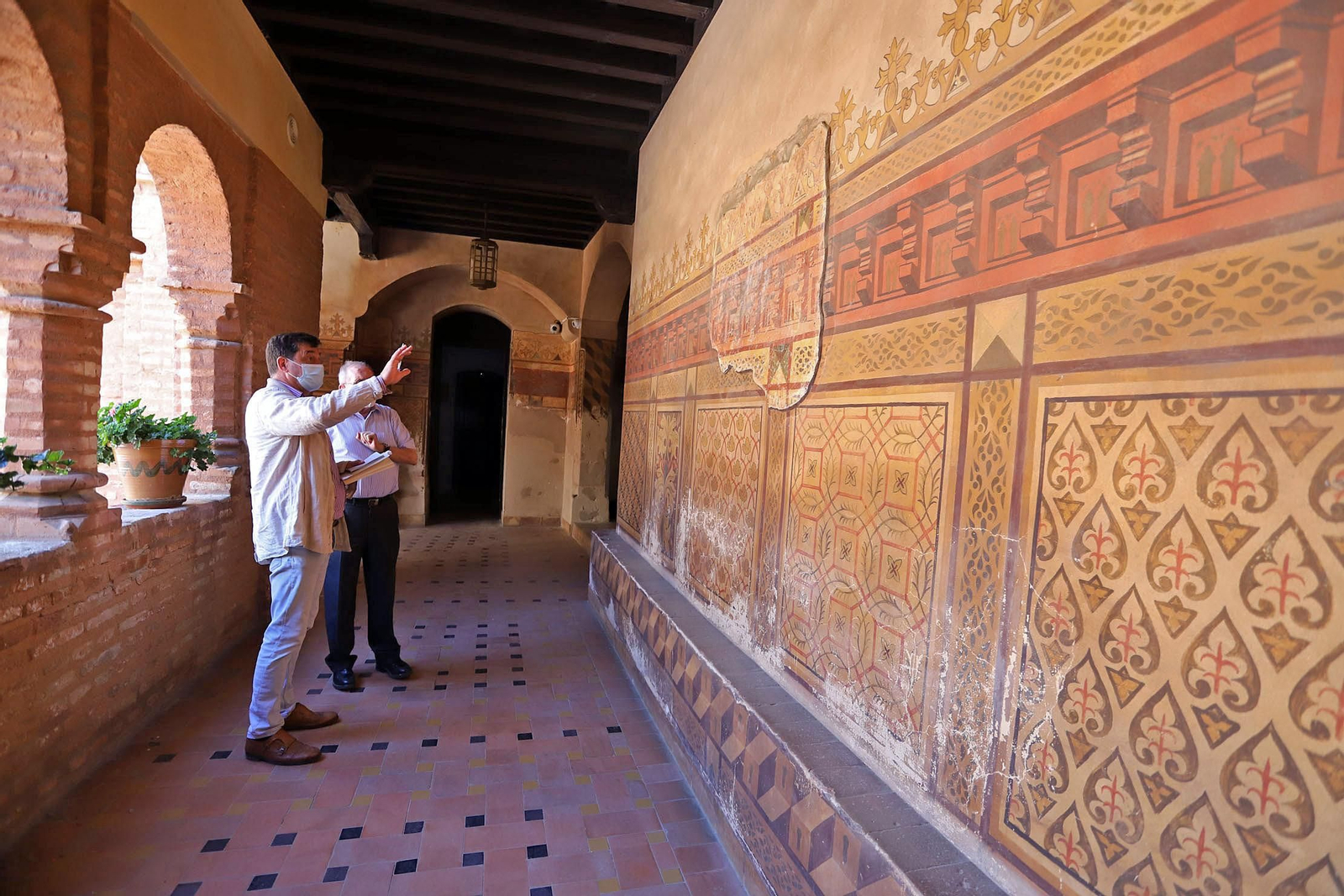 Estado de deterioro en el que se encuentra las pinturas murales del patio mudéjar de La Rábida.