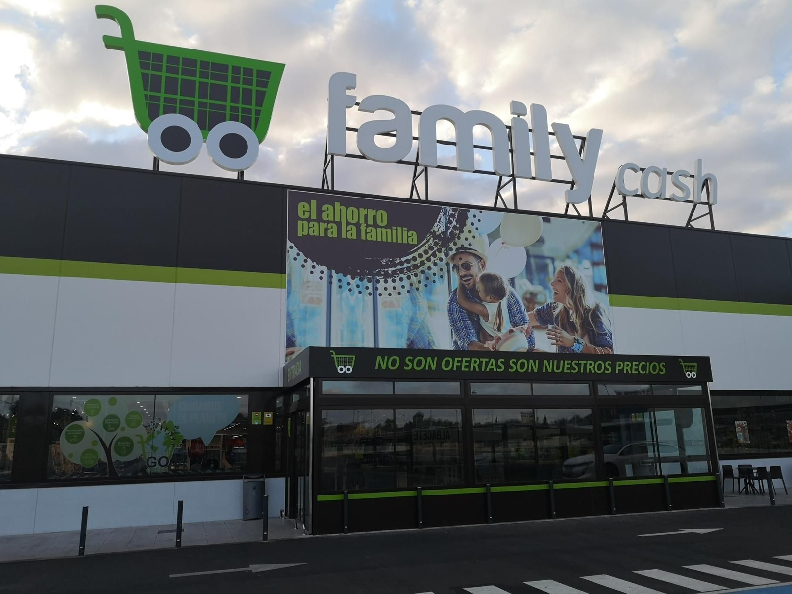 Imagen de un hipermercado de la cadena Family Cash en Albacete.