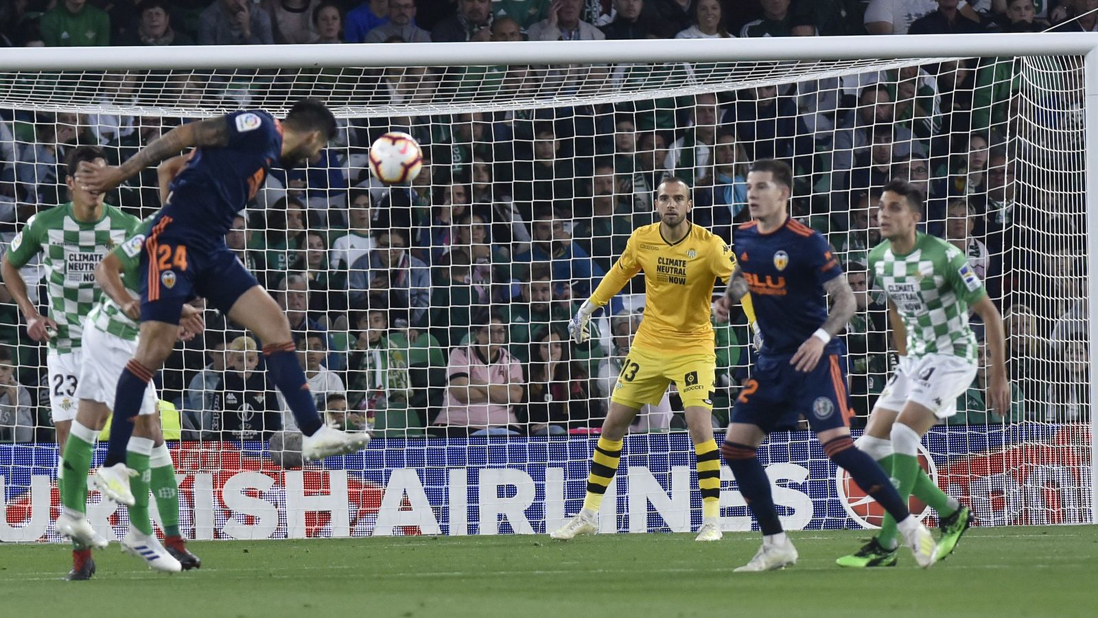 Garay remanta una jugada de estrategia.