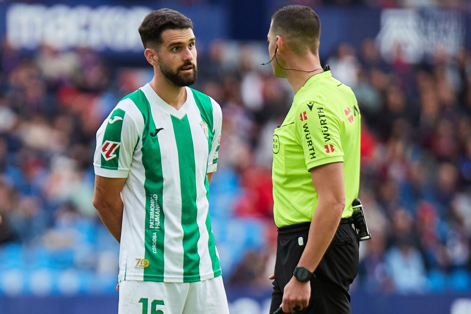 Xavi Sintes dialoga con Daniel  Palencia Caballero en el Levante - Córdoba CF del curso pasado.