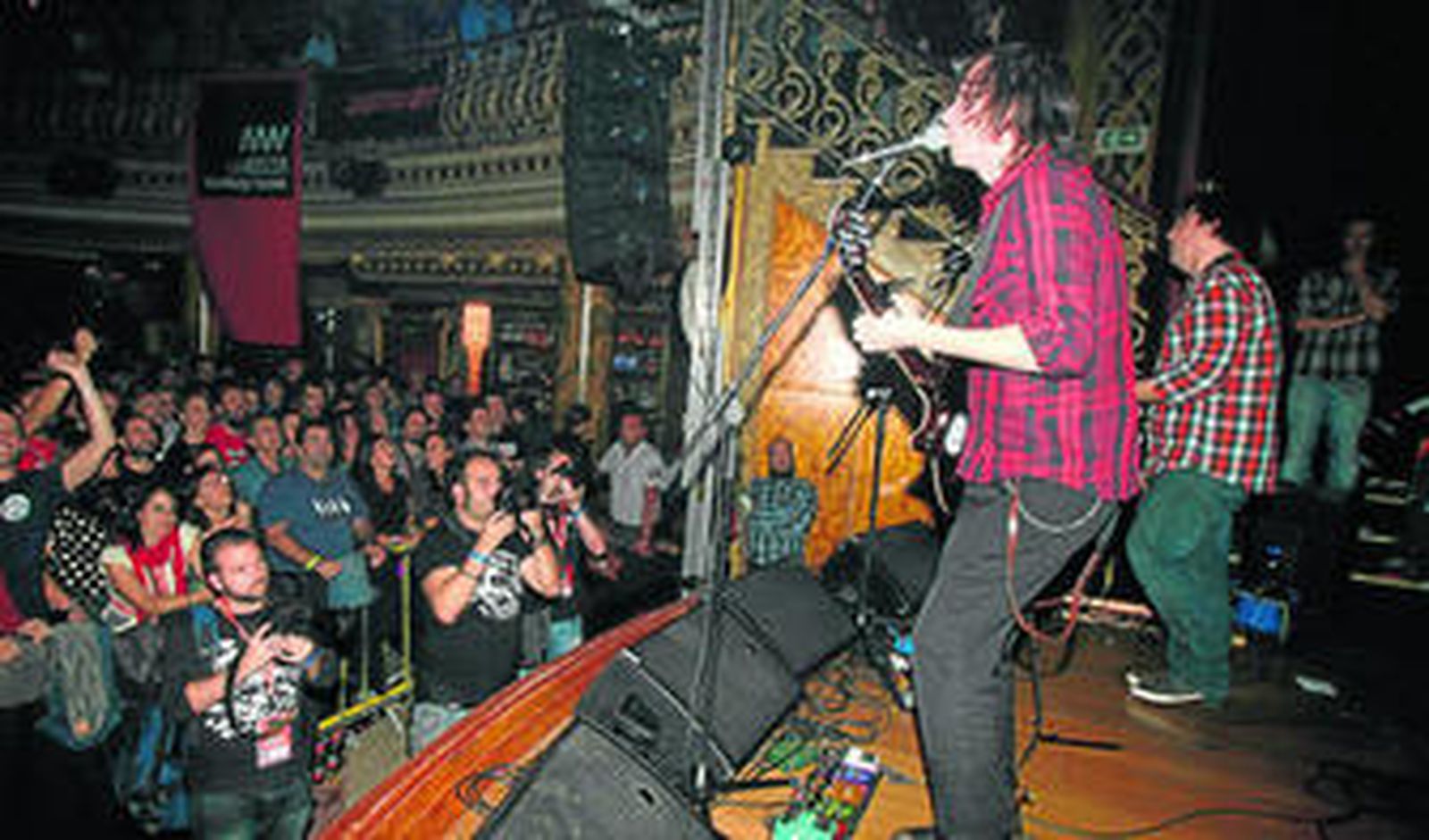 The Posies, en un momento de su actuación ante una sala abarrotada.