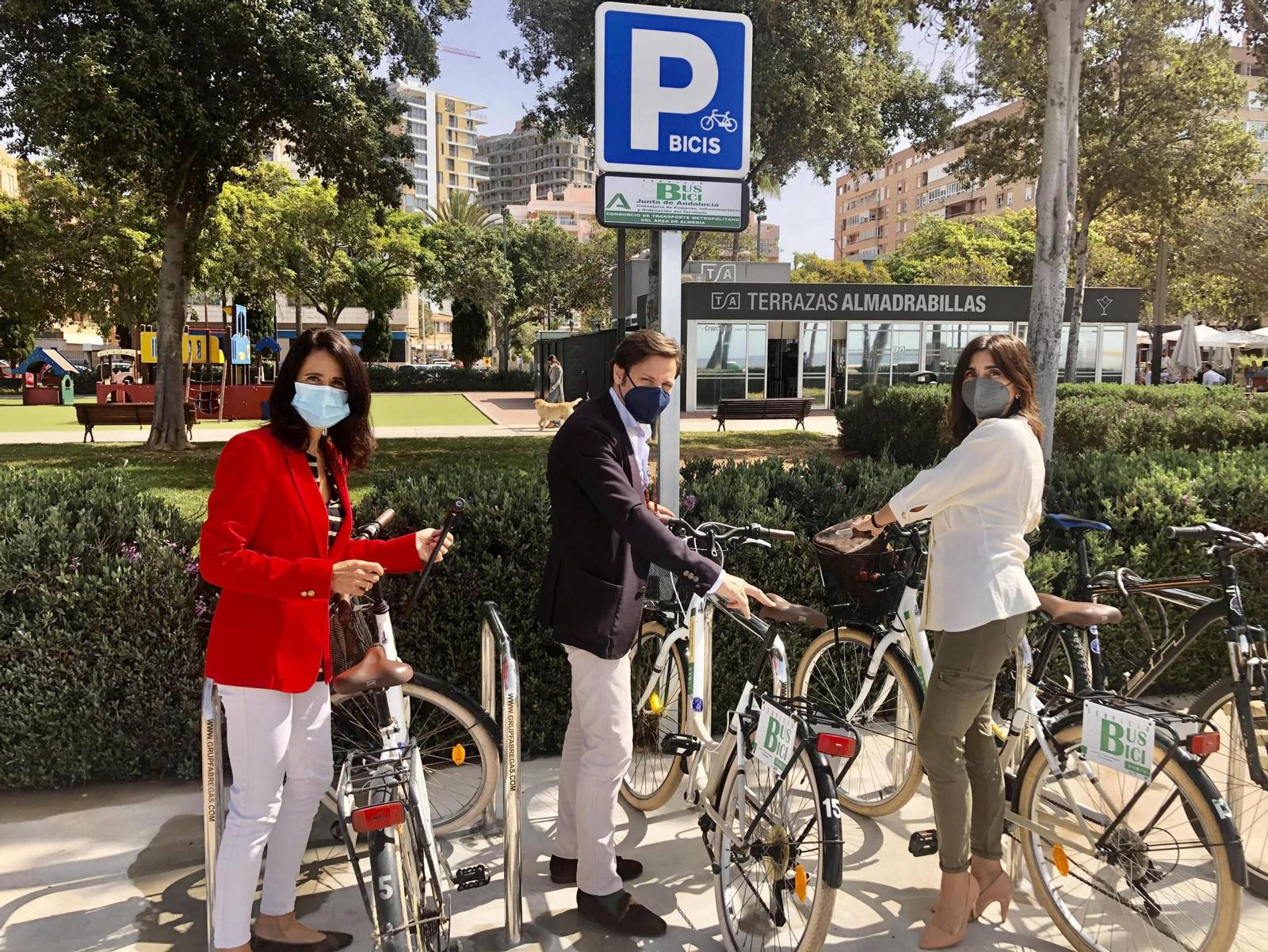 García Lorca, Carmona y Sánchez han presentado los nuevos aparcamientos para bicis y patinetes