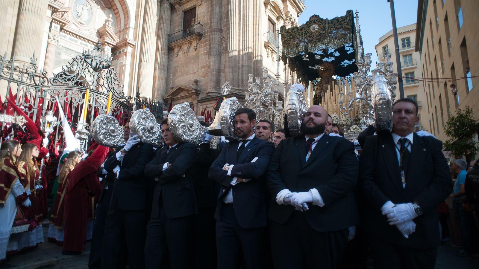 Llegada de la Virgen de Gracia y Esperanza en la plaza del Obispo.