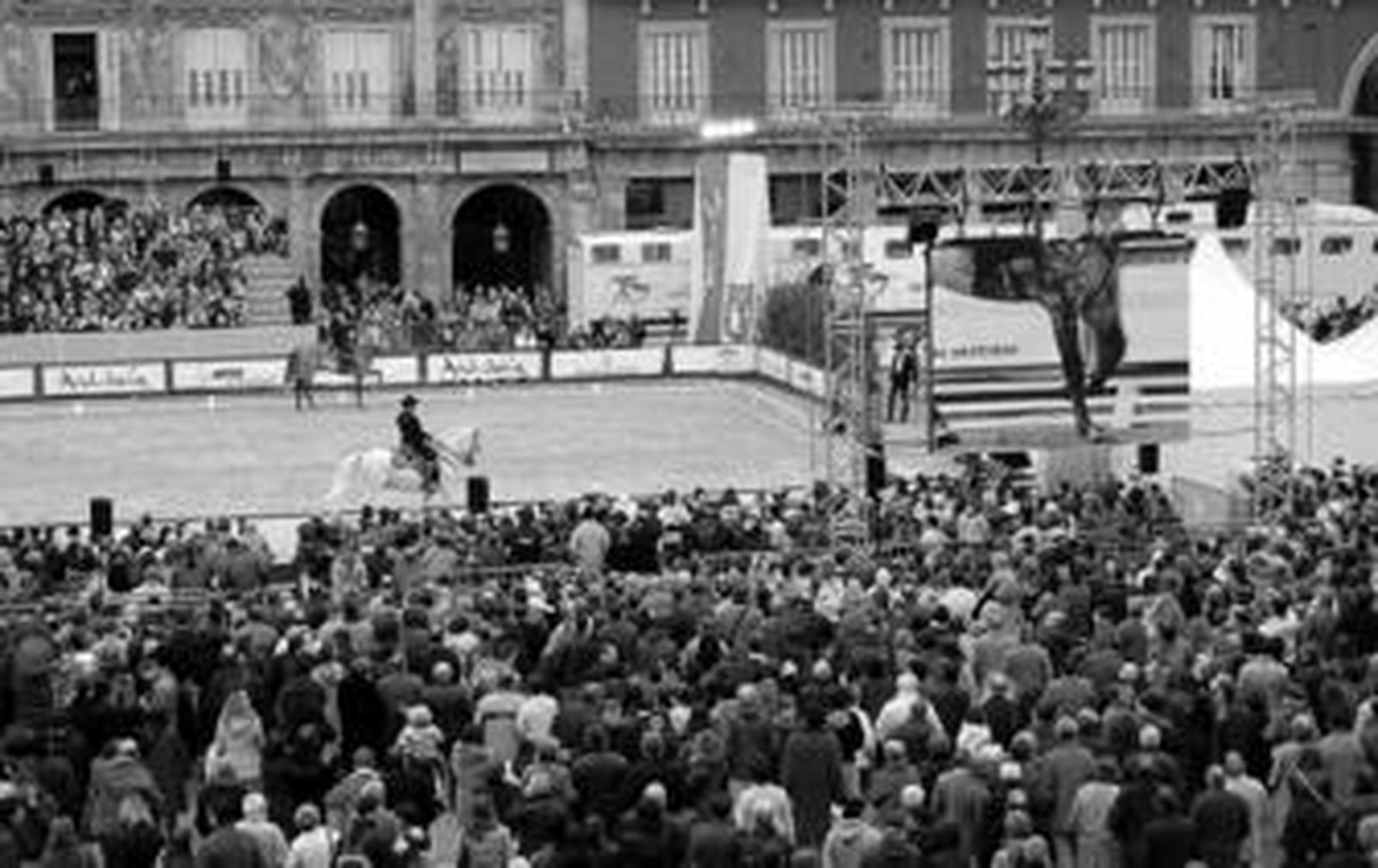 Exhibición de la Real Escuela Ecuestre en la plaza Mayor de Madrid, durante la edición de Fitur 2007.